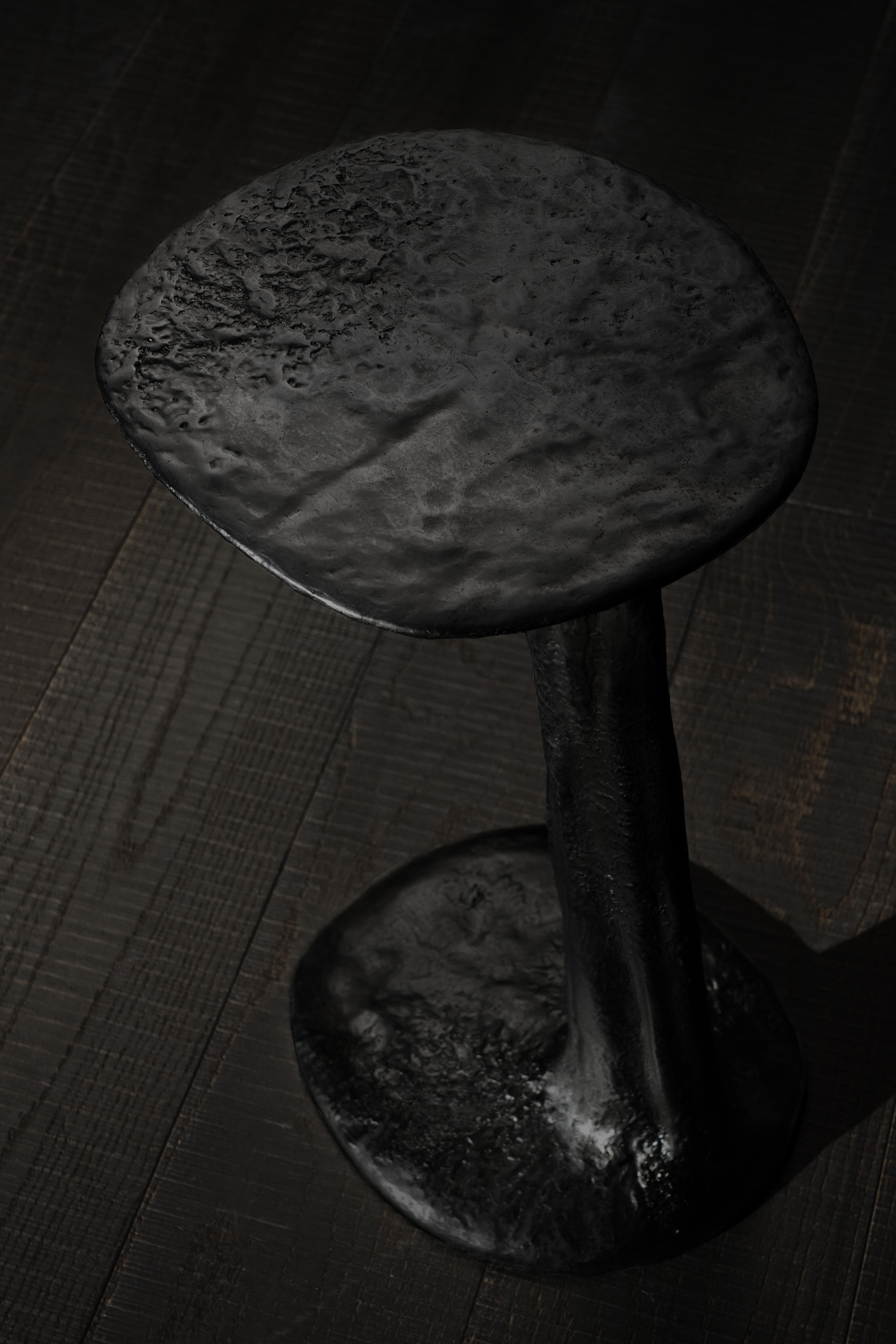 Table d'appoint contemporaine en laiton moulé noir The Crack in Chaos S.I.V.A. en vente 6