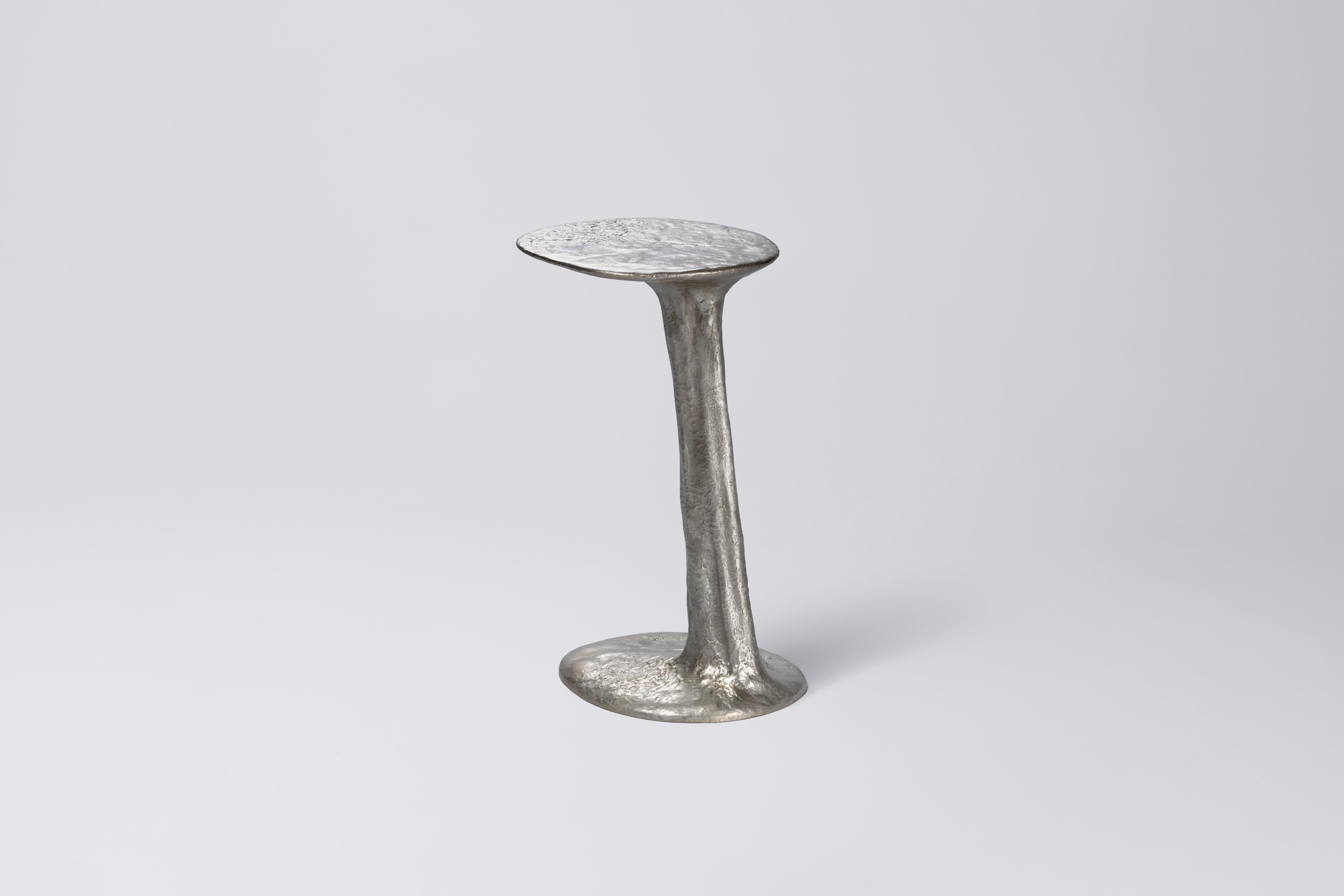 Table d'appoint contemporaine en laiton coulé Silver The Crack in Chaos L by Atelier V&F. en vente 3
