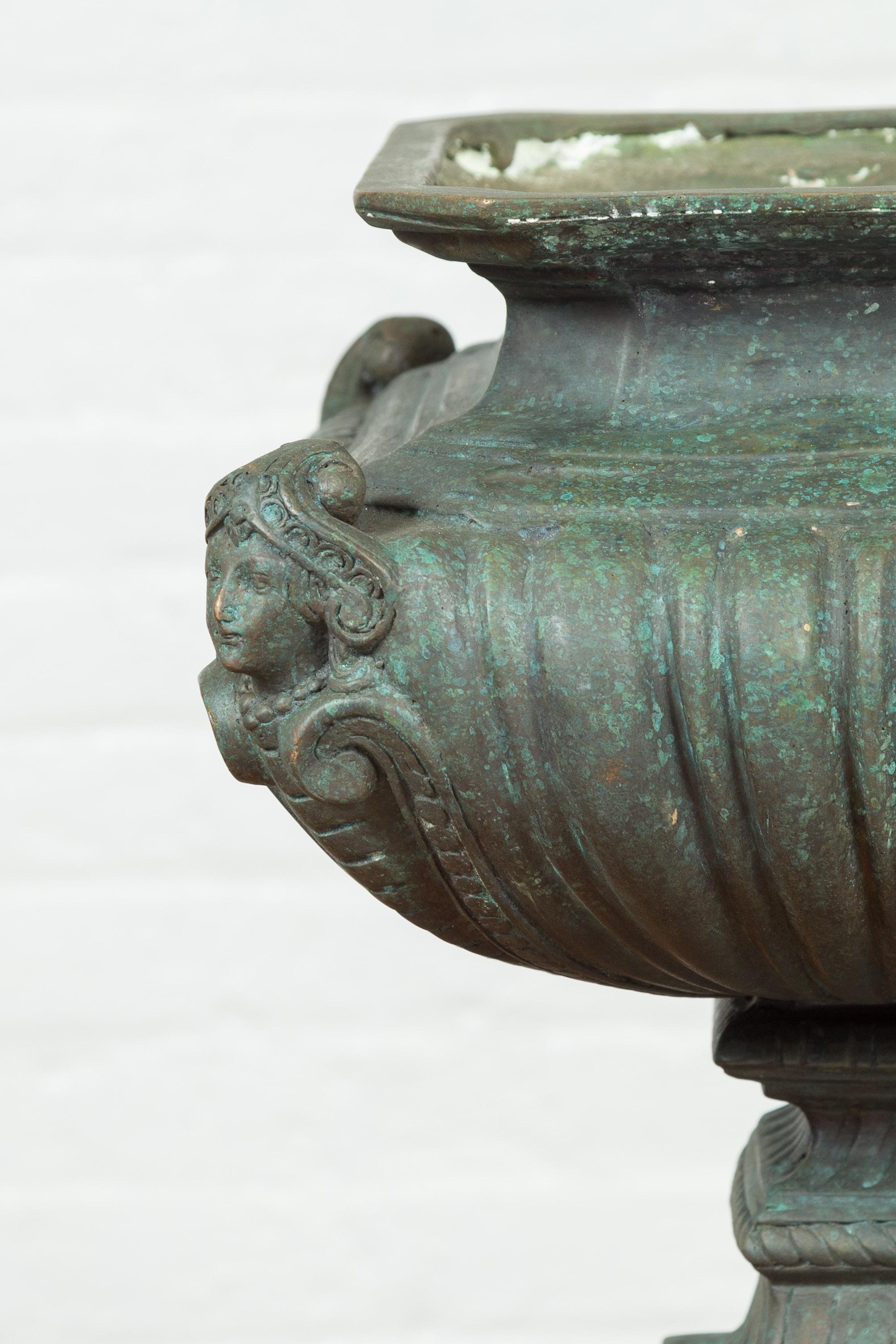 Zeitgenössisches Pflanzgefäß aus Bronzeguss mit Figuren, Gadroon-Motiven und Verde-Patina im Zustand „Gut“ im Angebot in Yonkers, NY