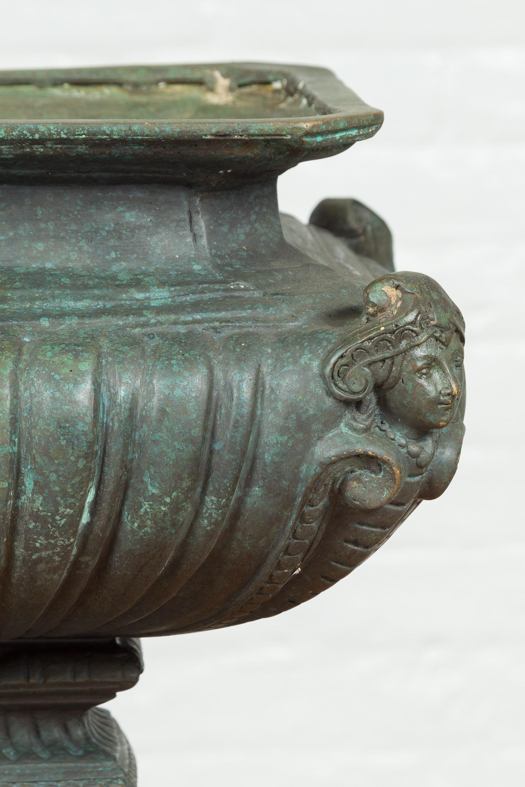 Zeitgenössisches Pflanzgefäß aus Bronzeguss mit Figuren, Gadroon-Motiven und Verde-Patina (21. Jahrhundert und zeitgenössisch) im Angebot
