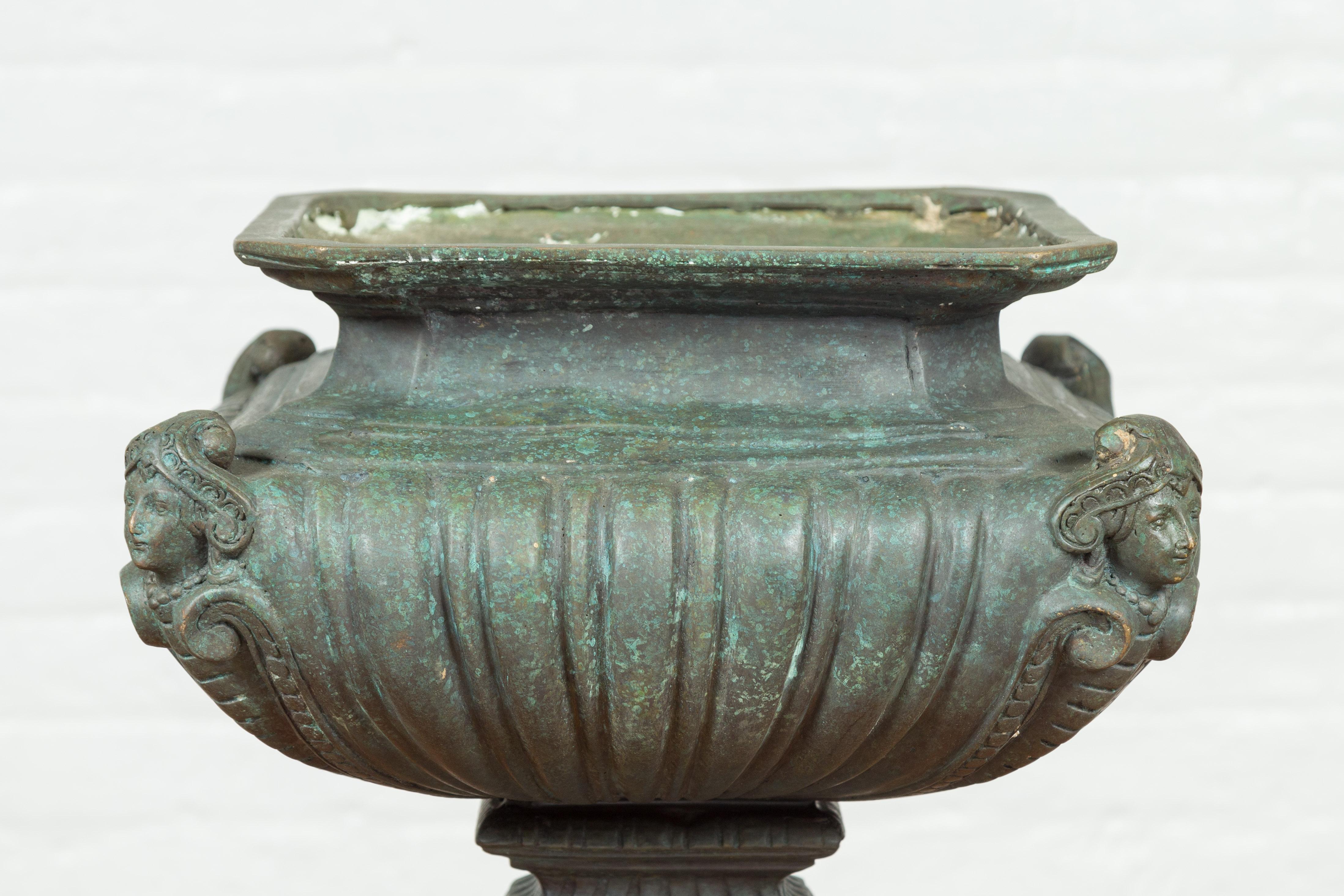 Zeitgenössisches Pflanzgefäß aus Bronzeguss mit Figuren, Gadroon-Motiven und Verde-Patina im Angebot 1