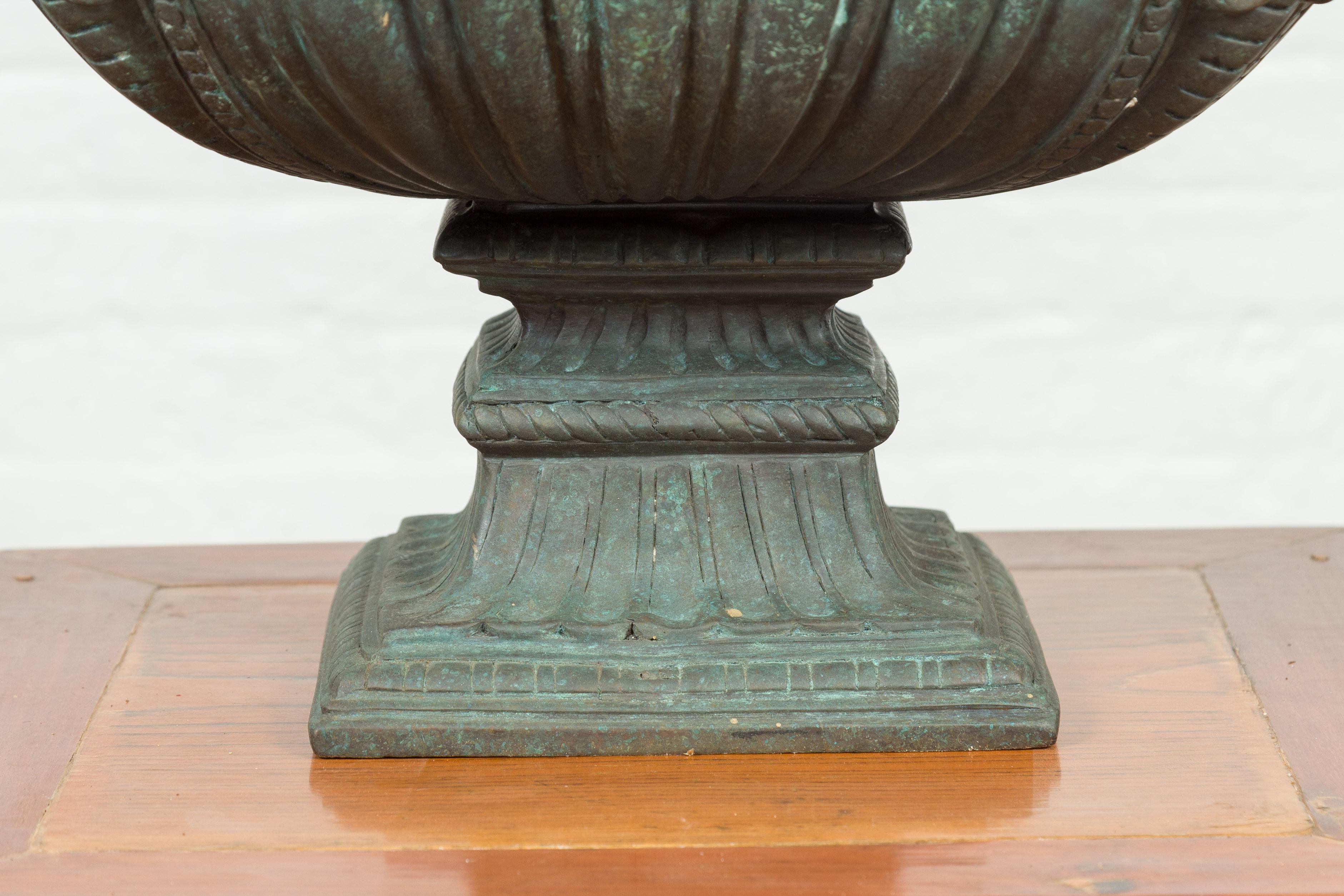 Zeitgenössisches Pflanzgefäß aus Bronzeguss mit Figuren, Gadroon-Motiven und Verde-Patina im Angebot 2