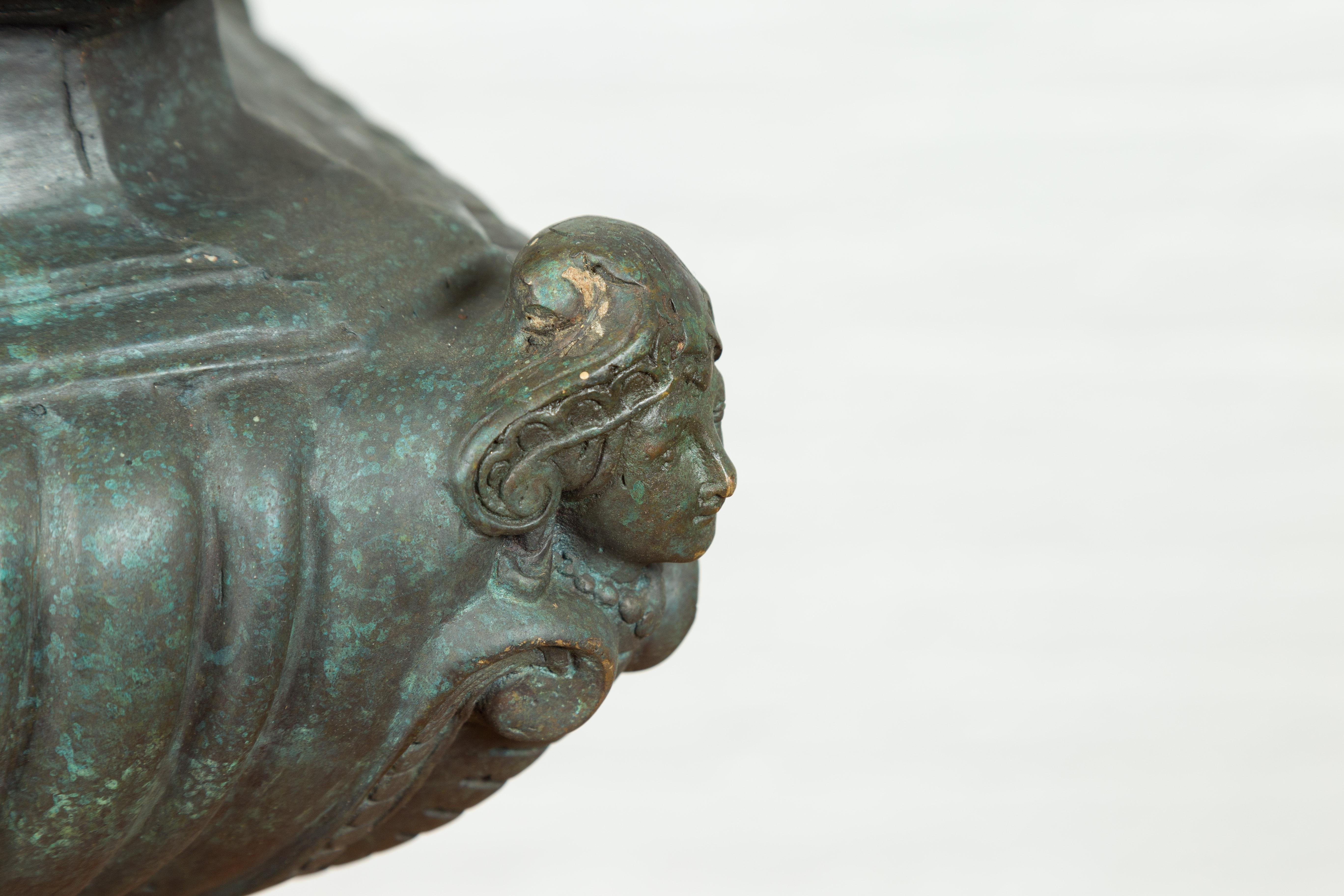Jardinière contemporaine en bronze coulé avec figures, motifs de godrons et patine vert-de-gris en vente 2