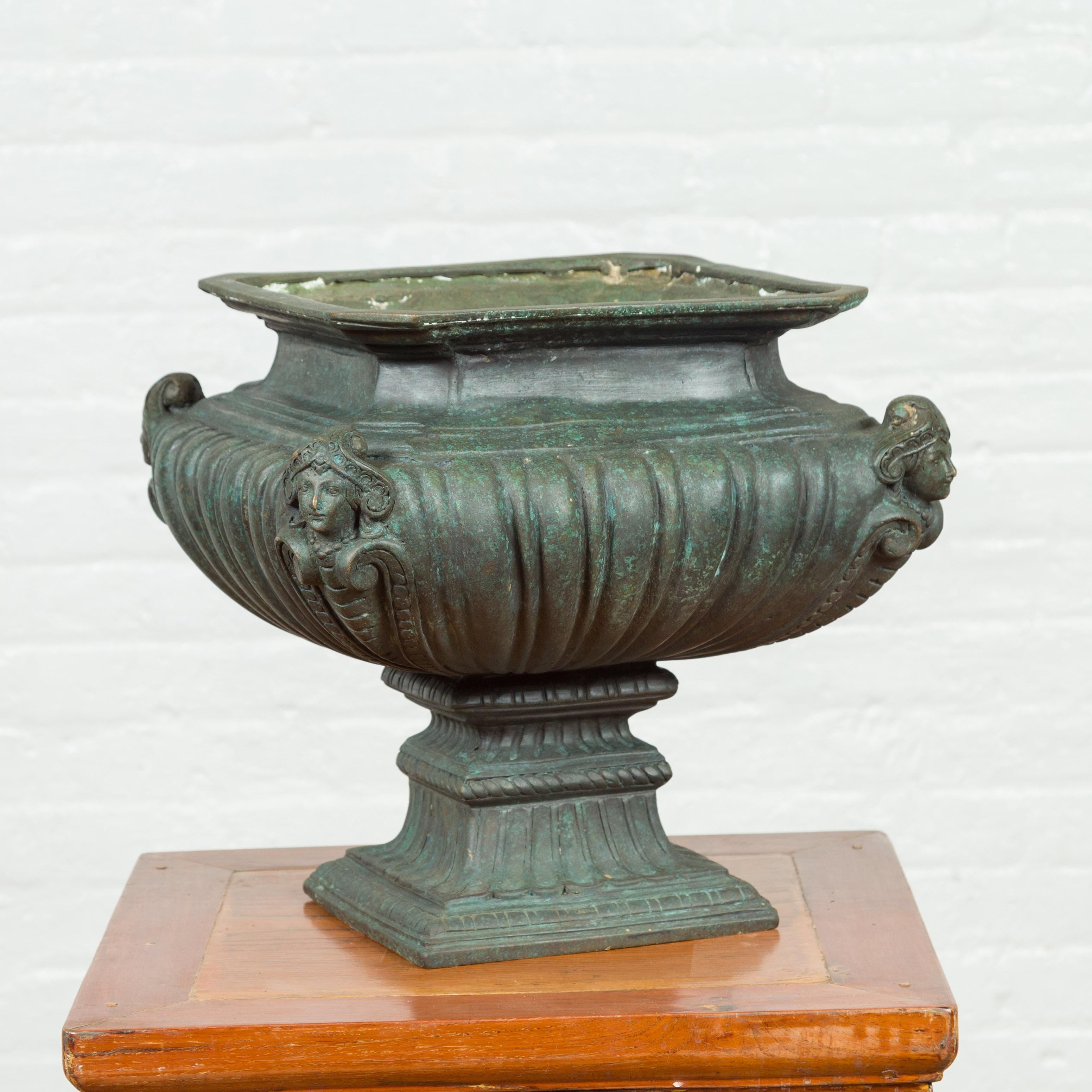 Zeitgenössisches Pflanzgefäß aus Bronzeguss mit Figuren, Gadroon-Motiven und Verde-Patina im Angebot 4