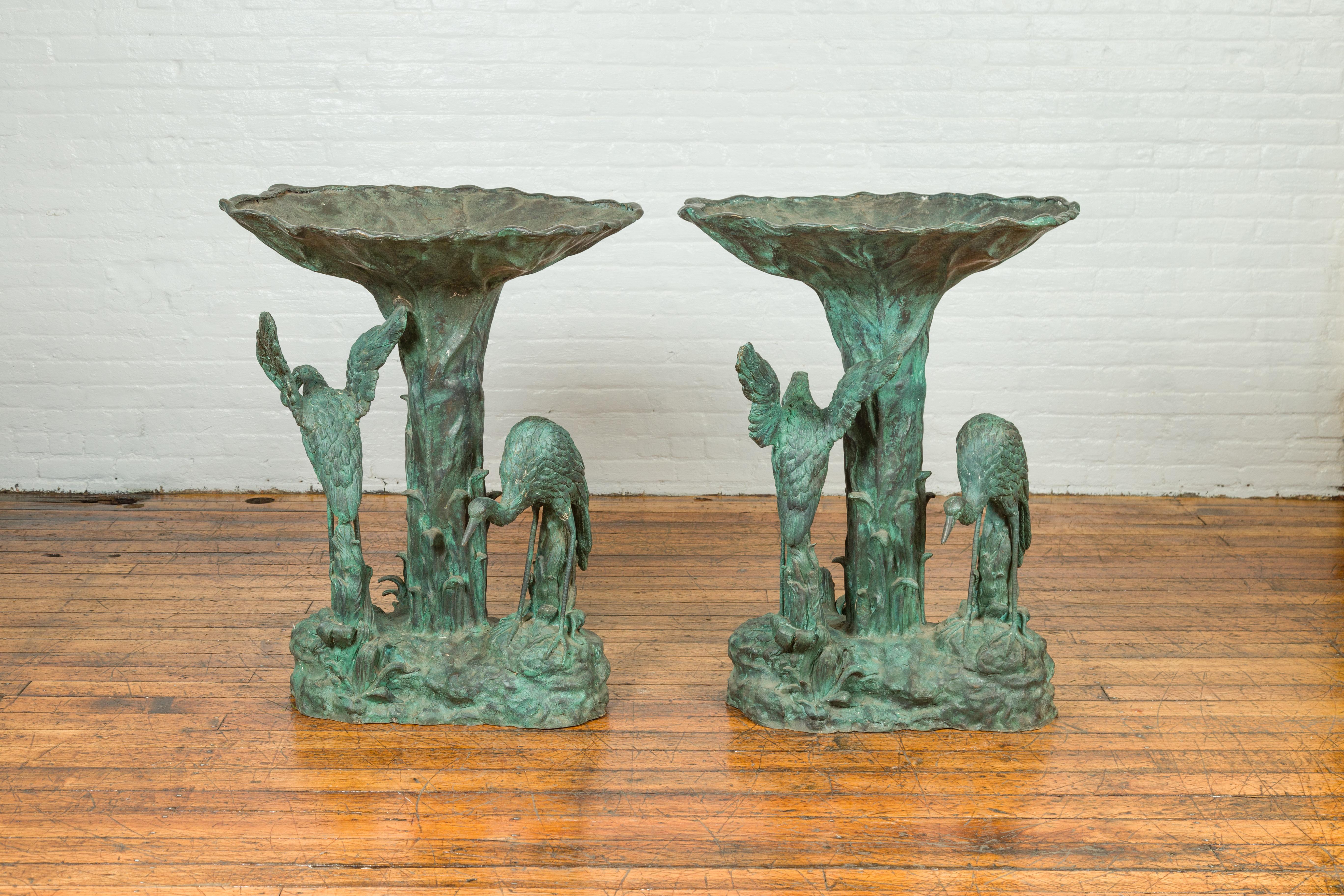 Zeitgenössisches Pflanzgefäß aus Bronzeguss mit Kranichen und Verdigris-Patina, ein Exemplar verfügbar im Zustand „Gut“ im Angebot in Yonkers, NY