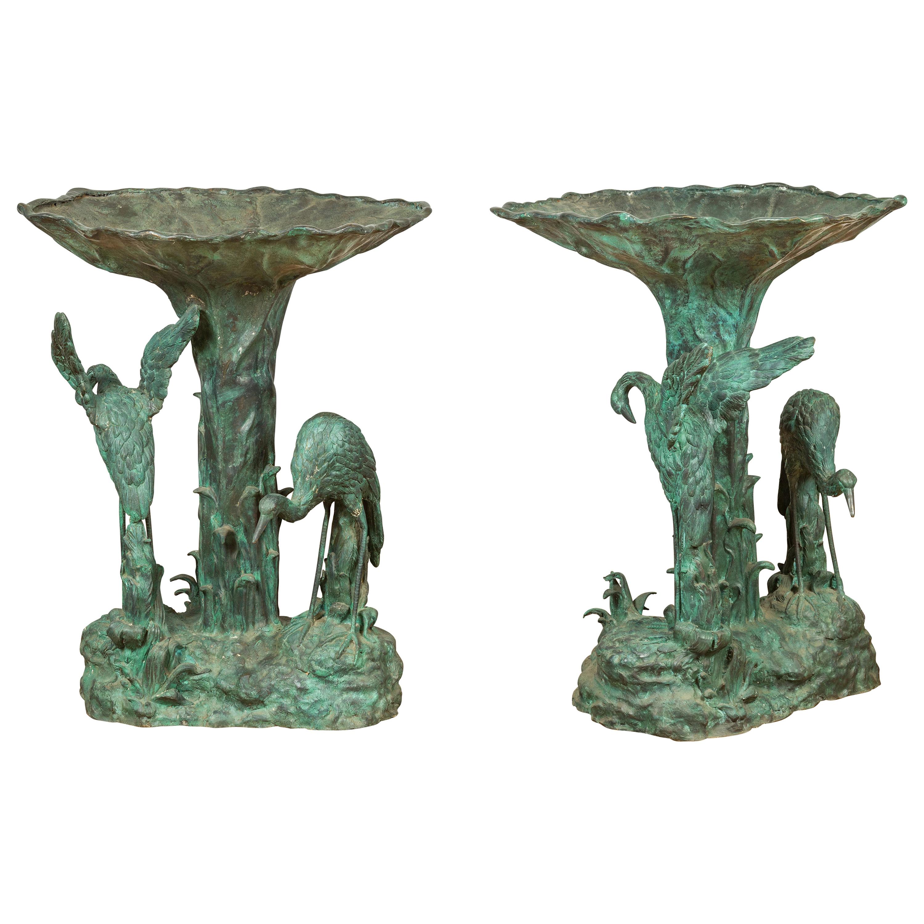 Zeitgenössisches Pflanzgefäß aus Bronzeguss mit Kranichen und Verdigris-Patina, ein Exemplar verfügbar im Angebot