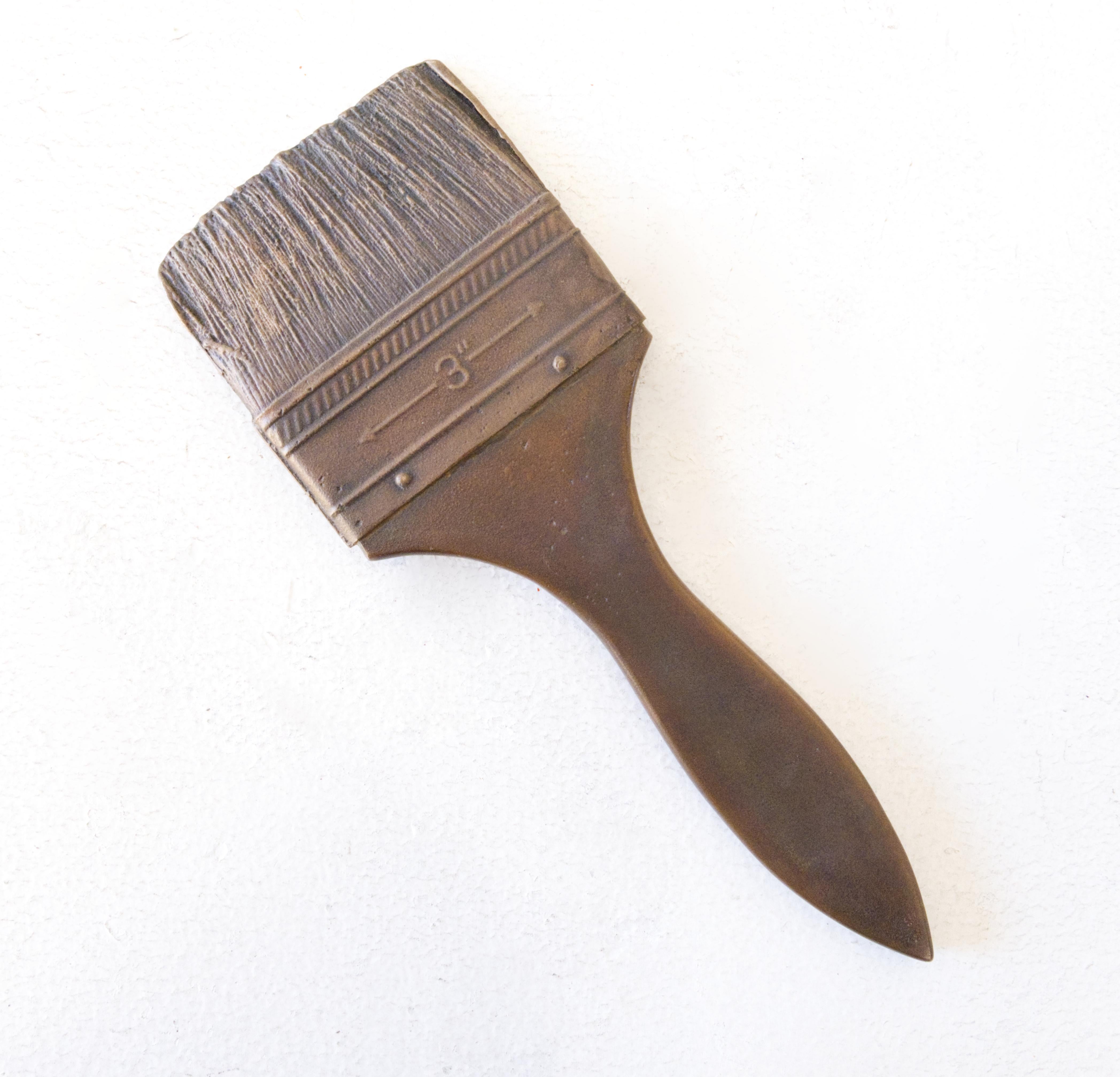 'Pennelli dell'artista' è una serie in cui ogni pennello, accuratamente modellato e fuso in bronzo, simboleggia anni di lavoro creativo nello studio di Charles Splady. Questi strumenti un tempo funzionali sono ora trasformati in sculture durature,