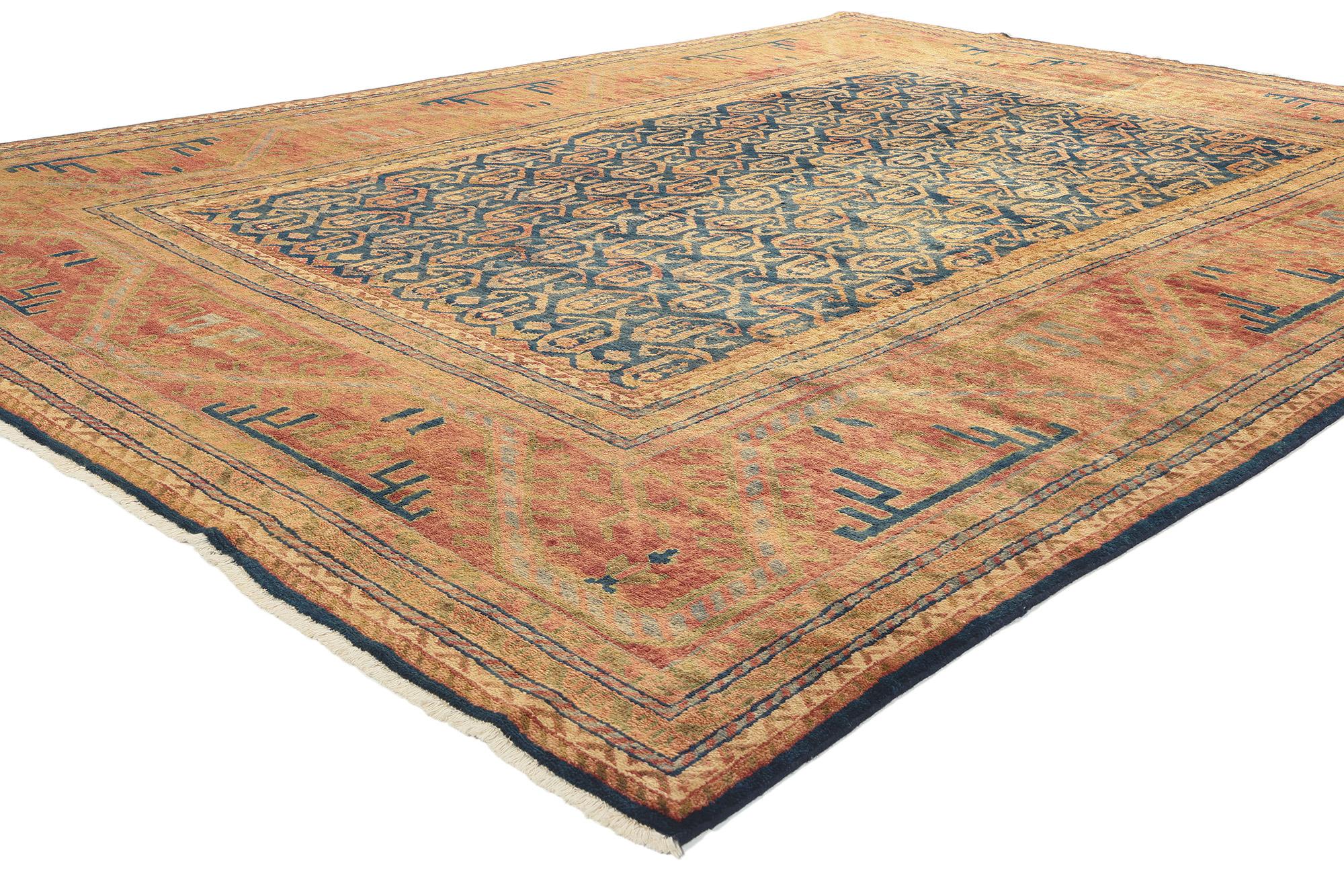 30193 Alfombra moderna de estilo kazajo caucásico, 08'05 x 11'02. Esta moderna alfombra de lana anudada a mano, de estilo kazajo caucásico, presenta un estampado floral boteh en toda su superficie, sobre un campo azul tinta desgastado. Se cree que