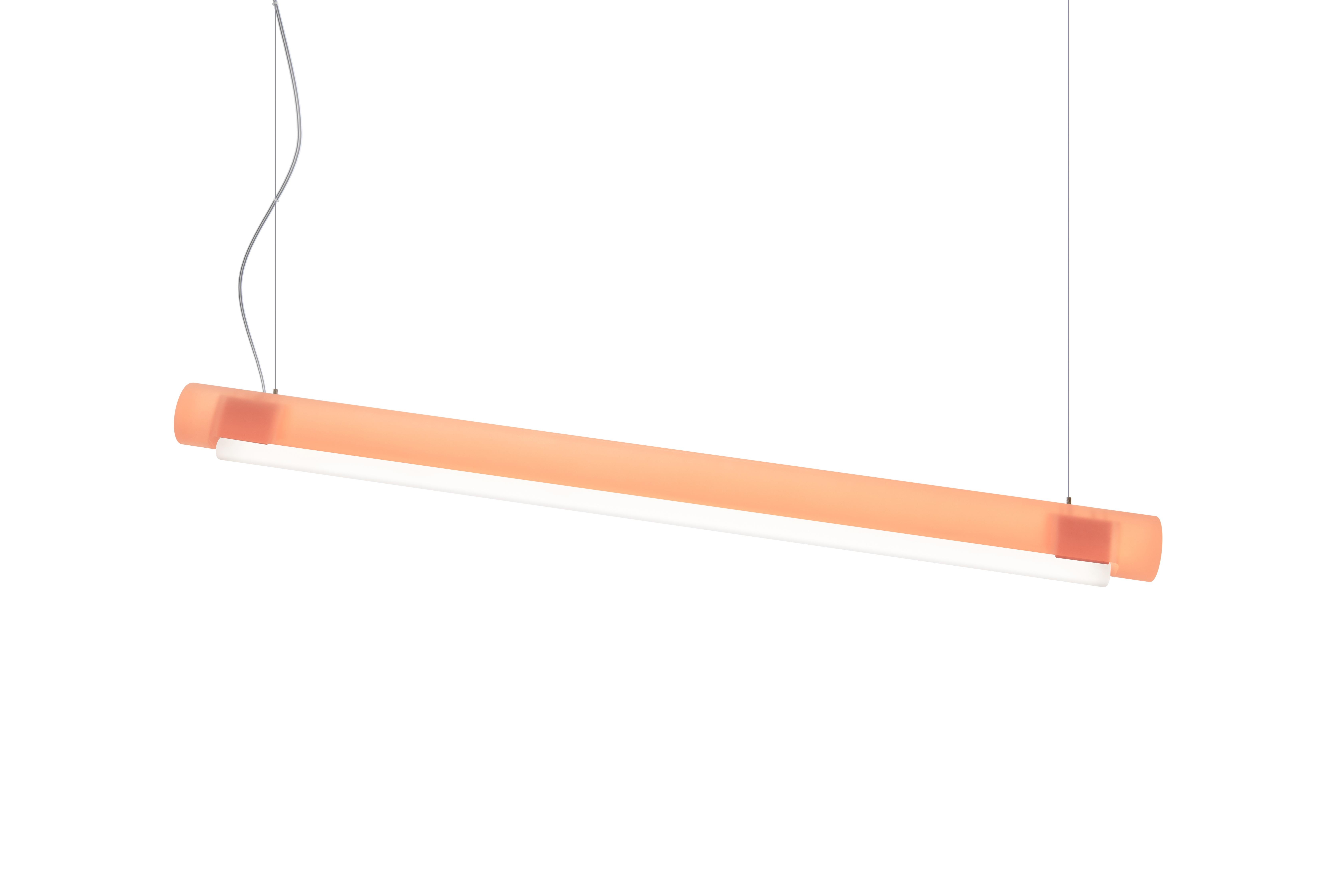 Exploitant le savoir-faire de Marcelis en matière de couleurs, la barre cylindrique suspendue de l'Aura Light peut être utilisée seule ou faire partie d'un ensemble. D'une longueur de plus d'un mètre, le dessin est réalisé en résine bio-époxy, créée