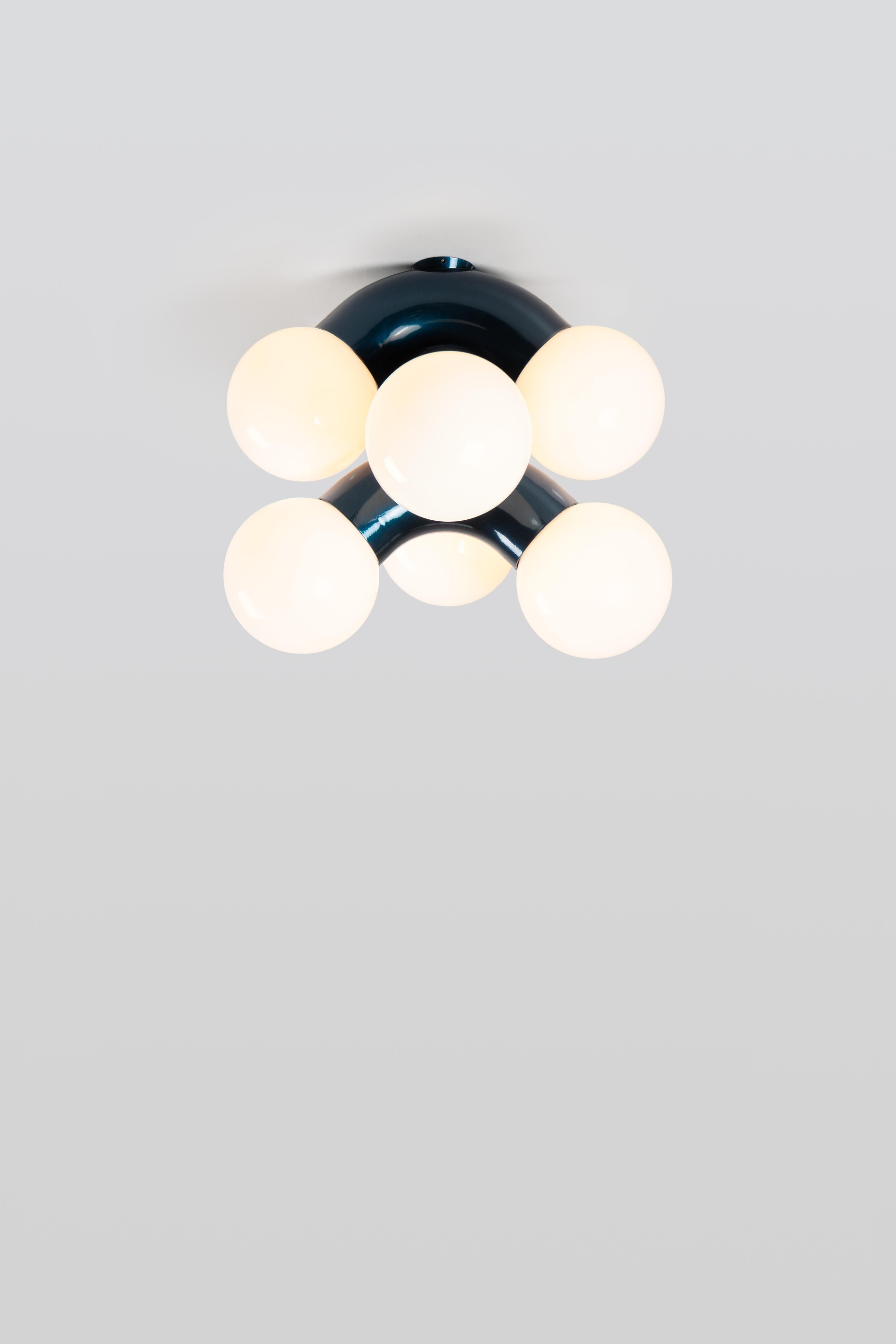 VINE 3-C, ceiling lamp
Design: Caine Heintzman, Editor: ANDLight

The vine ceiling lamp combines exaggerated form with the propensity for repetition resulting in an ambitious vertically scaling fixture.

Materials
– Chromed steel
– Opal glass