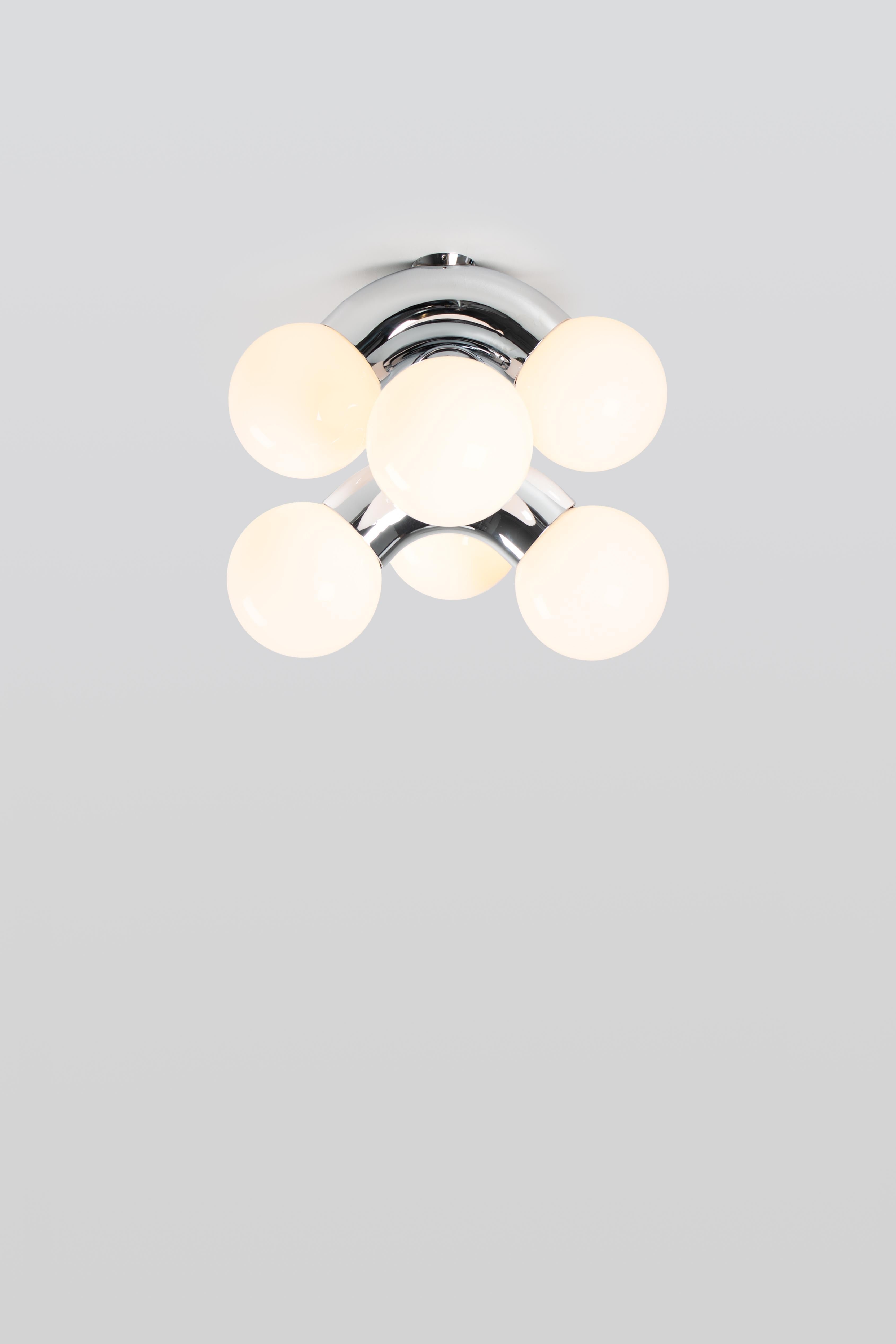 VINE 3-C, lampe de plafond
Conception : Caine Heintzman, éditeur : ANDLight

Le plafonnier Vigne combine une forme exagérée avec la propension à la répétition, ce qui donne un luminaire ambitieux à échelle verticale.

Matériaux
- Acier
