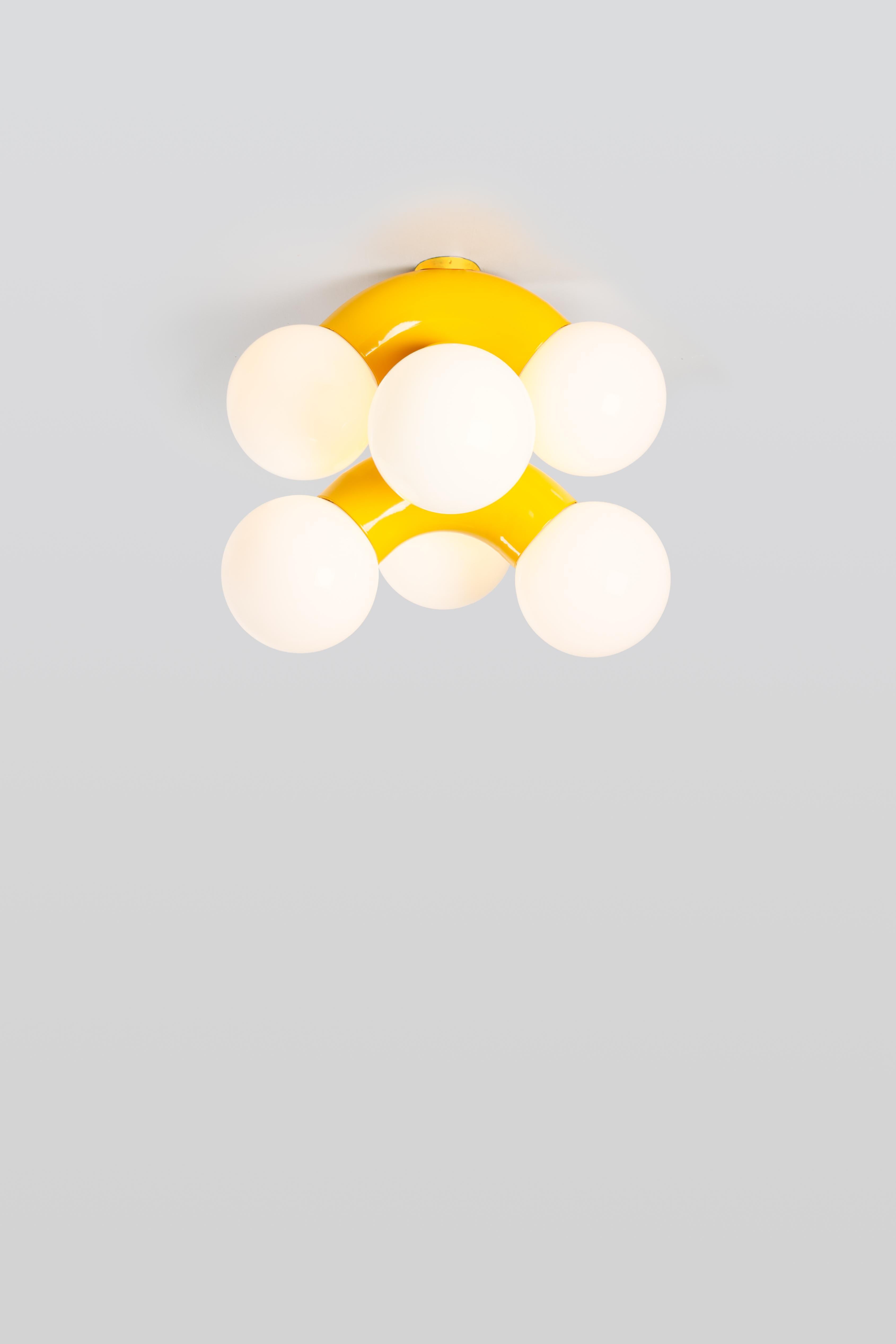 VINE 3-C, ceiling lamp
Design: Caine Heintzman, Editor: ANDLight

The vine ceiling lamp combines exaggerated form with the propensity for repetition resulting in an ambitious vertically scaling fixture.

Materials
– Chromed steel
– Opal glass