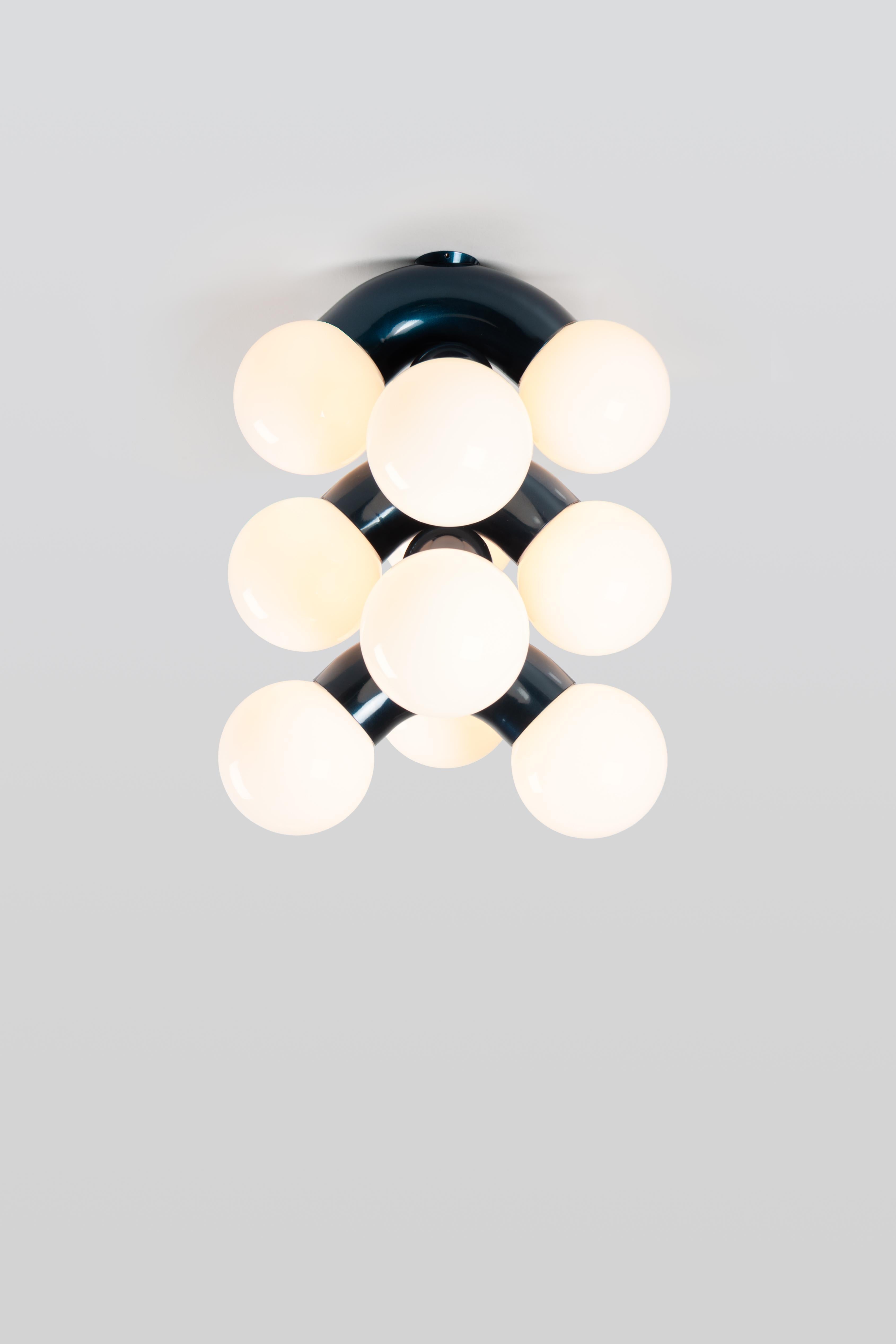 VINE 5-C, ceiling lamp
Design: Caine Heintzman, Editor: ANDLight

The vine ceiling lamp combines exaggerated form with the propensity for repetition resulting in an ambitious vertically scaling fixture.

Materials
– Chromed steel
– Opal glass