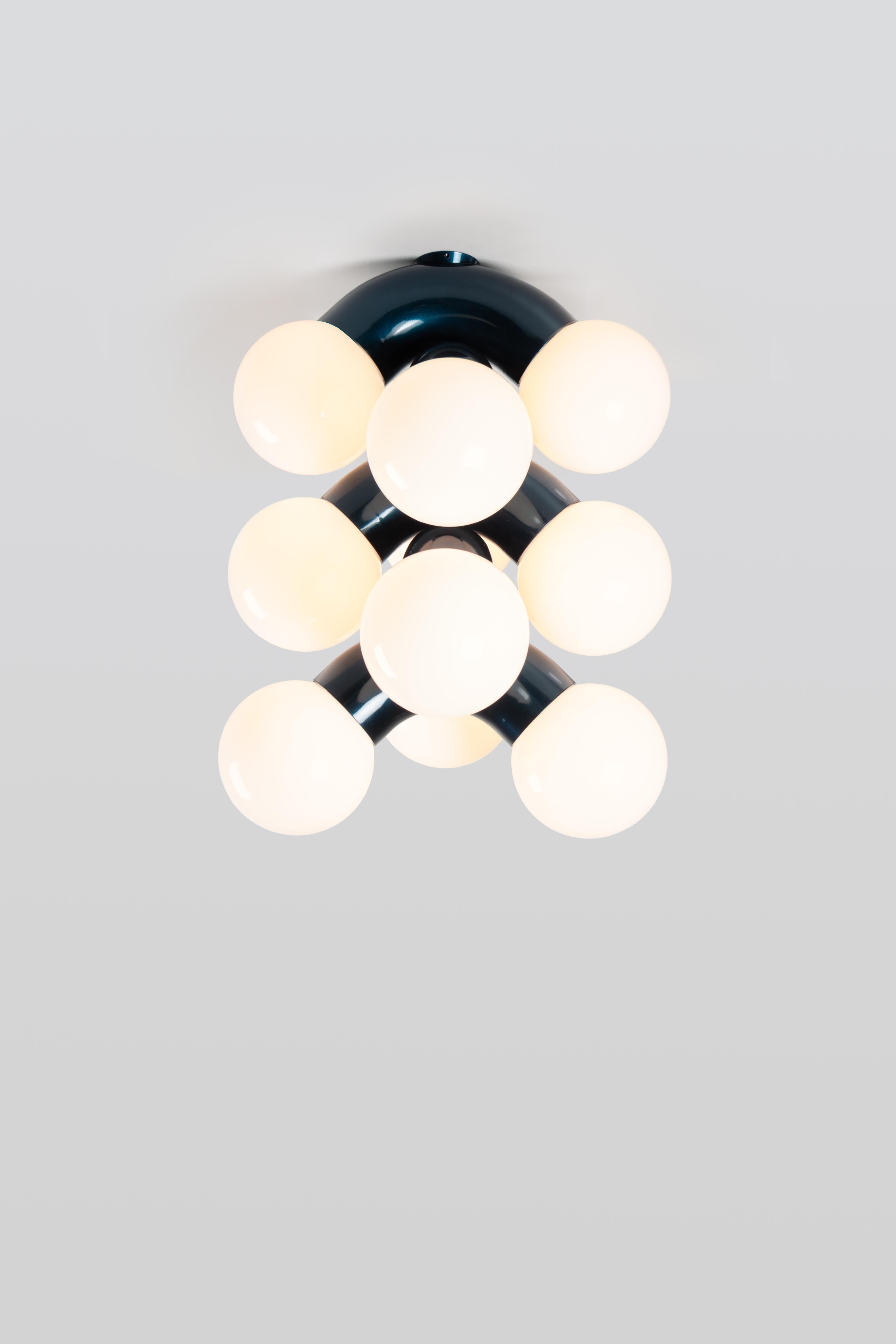 VINE 5-C, lampe de plafond
Conception : Caine Heintzman, éditeur : ANDLight

Le plafonnier Vigne combine une forme exagérée avec la propension à la répétition, ce qui donne un luminaire ambitieux à échelle verticale.

Matériaux
- Acier