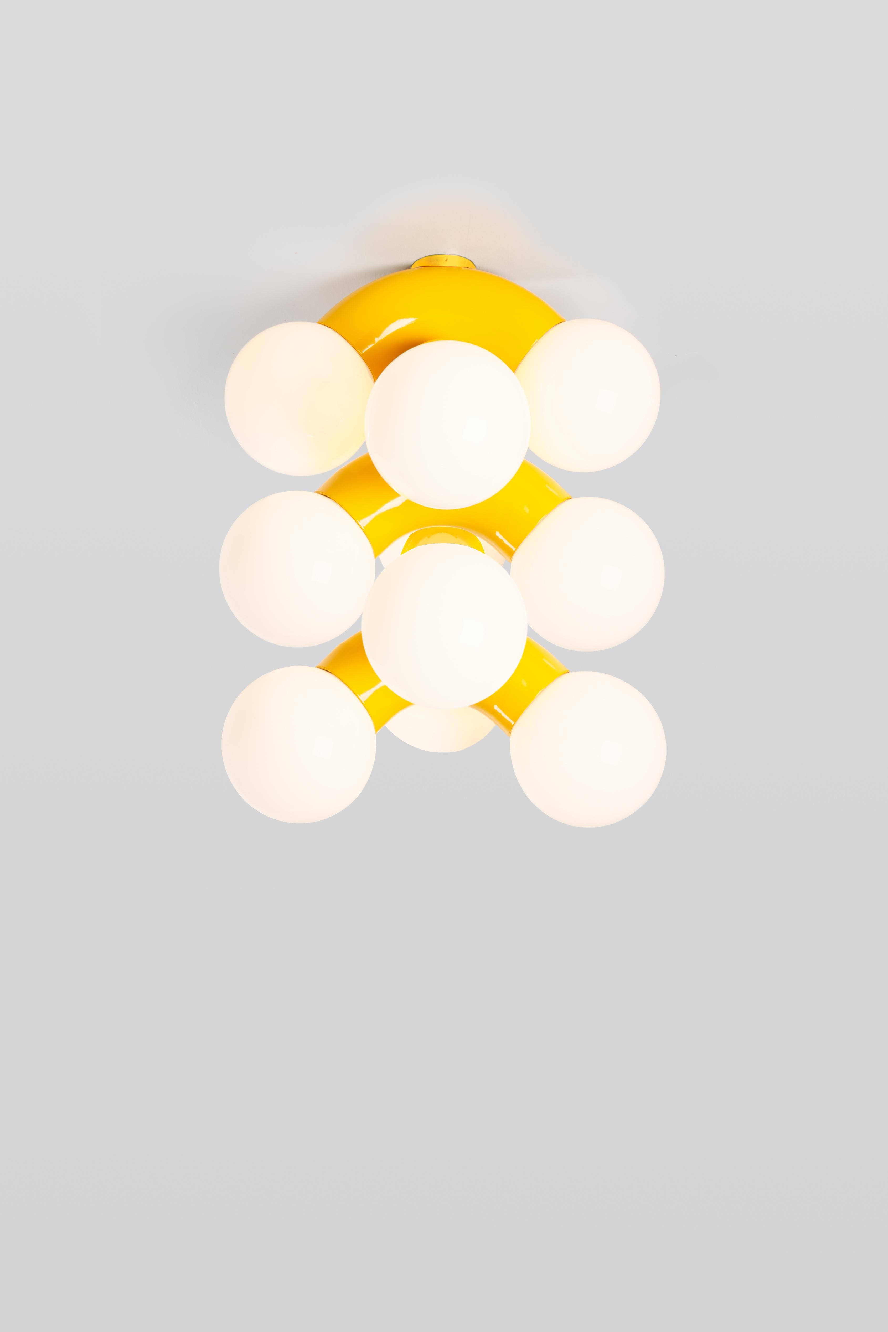 VINE 5-C, lampe de plafond
Conception : Caine Heintzman, éditeur : ANDLight

Le plafonnier Vigne combine une forme exagérée avec la propension à la répétition, ce qui donne un luminaire ambitieux à échelle verticale.

Matériaux
- Acier
