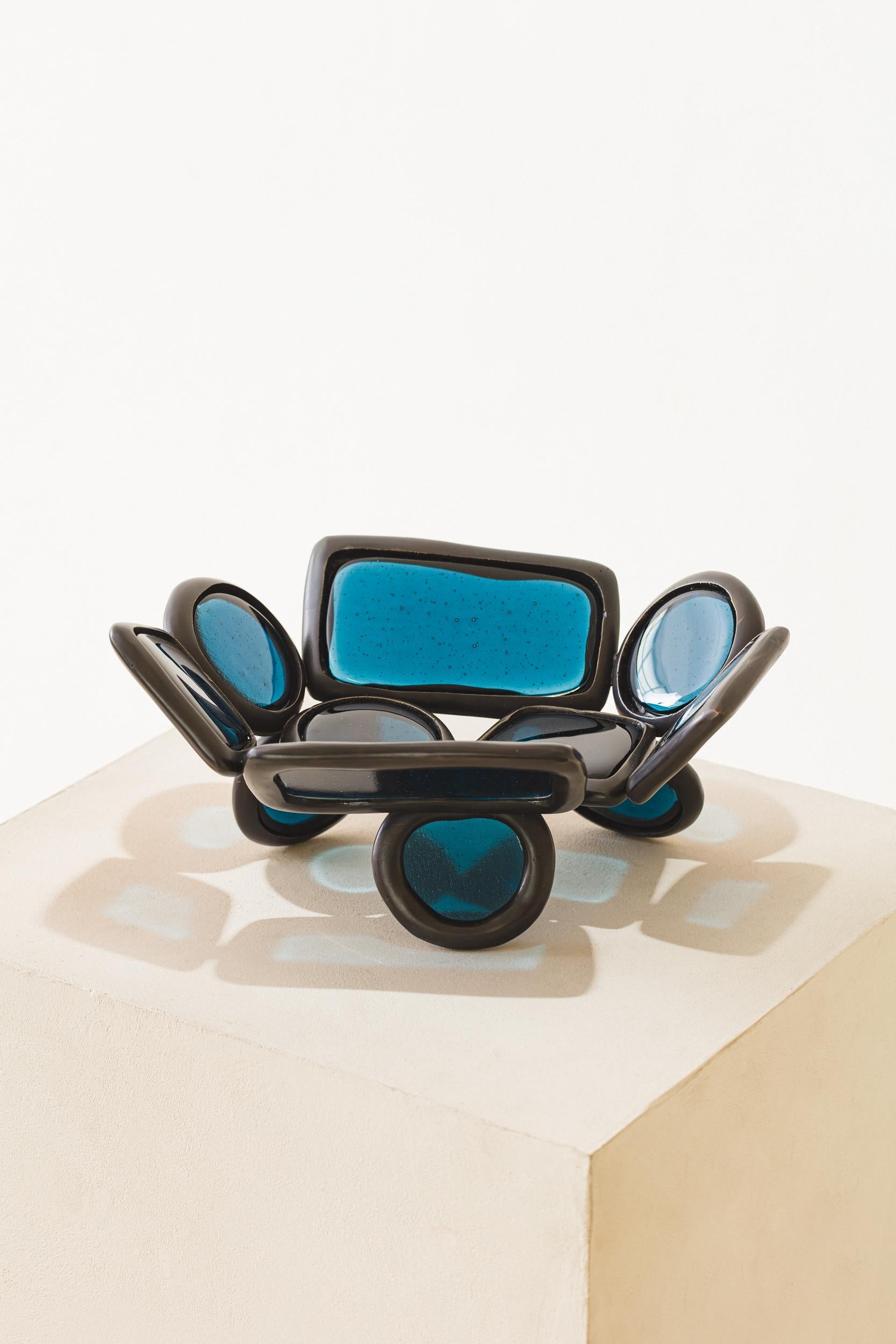 Questa collezione combina elementi modulari in assemblaggi per creare un'ampia gamma di pezzi. Utilizzando solo quattro forme di anello, due arrotondate e due rettangolari, realizzate in bronzo o alluminio, Lucas Recchia esplora le infinite