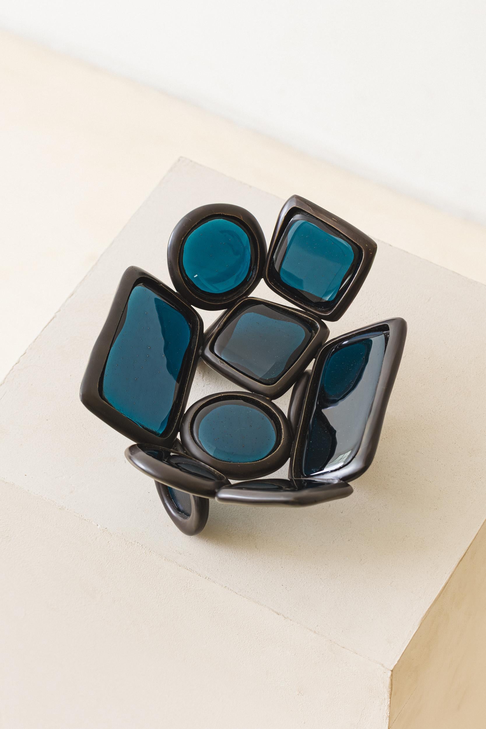 Bronzo Centrotavola contemporaneo Distorsione materiale di Lucas Recchia, 2025 in vendita