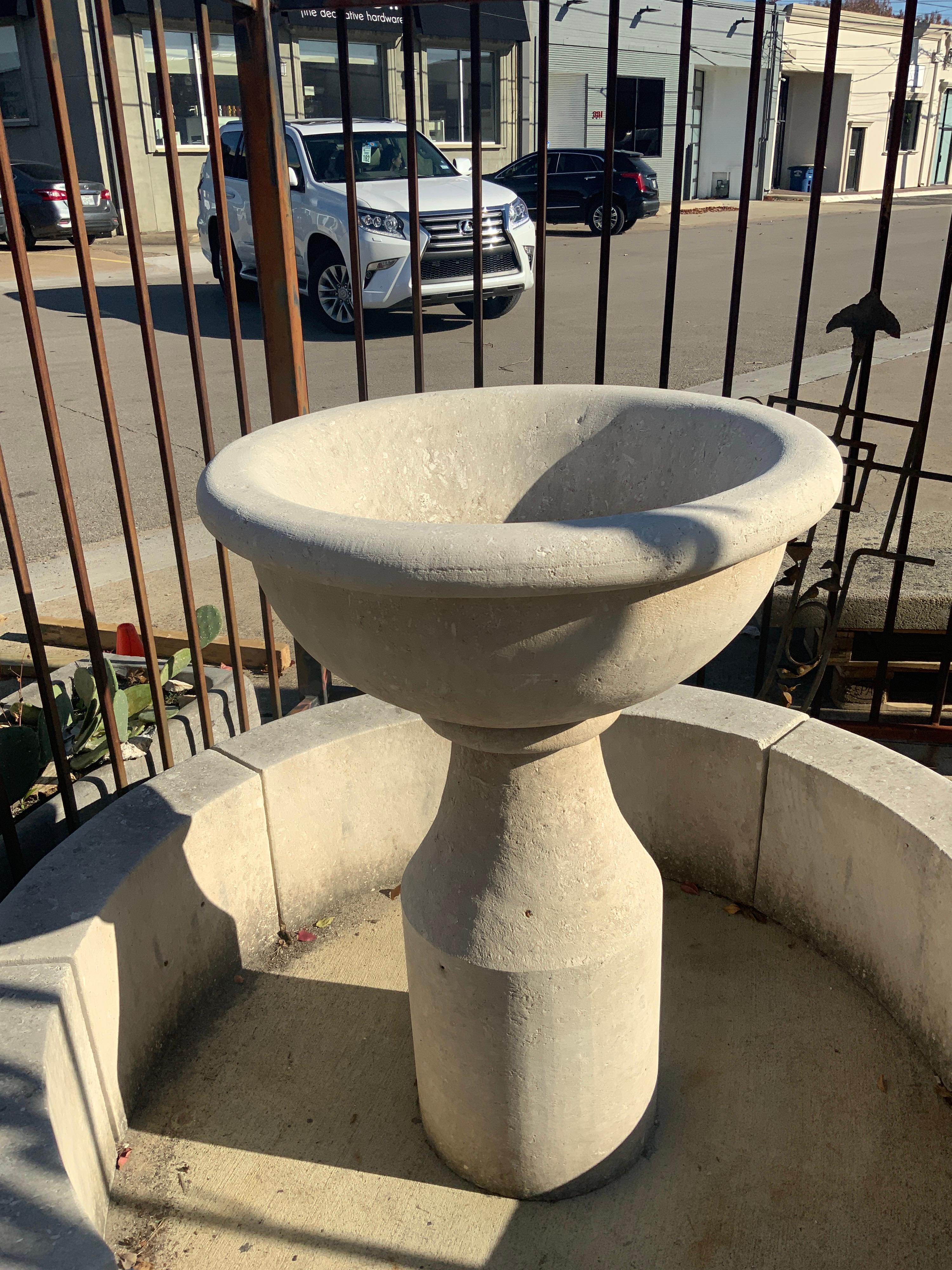 Contemporary Central Infinity Fountain In Good Condition For Sale In Dallas, TX