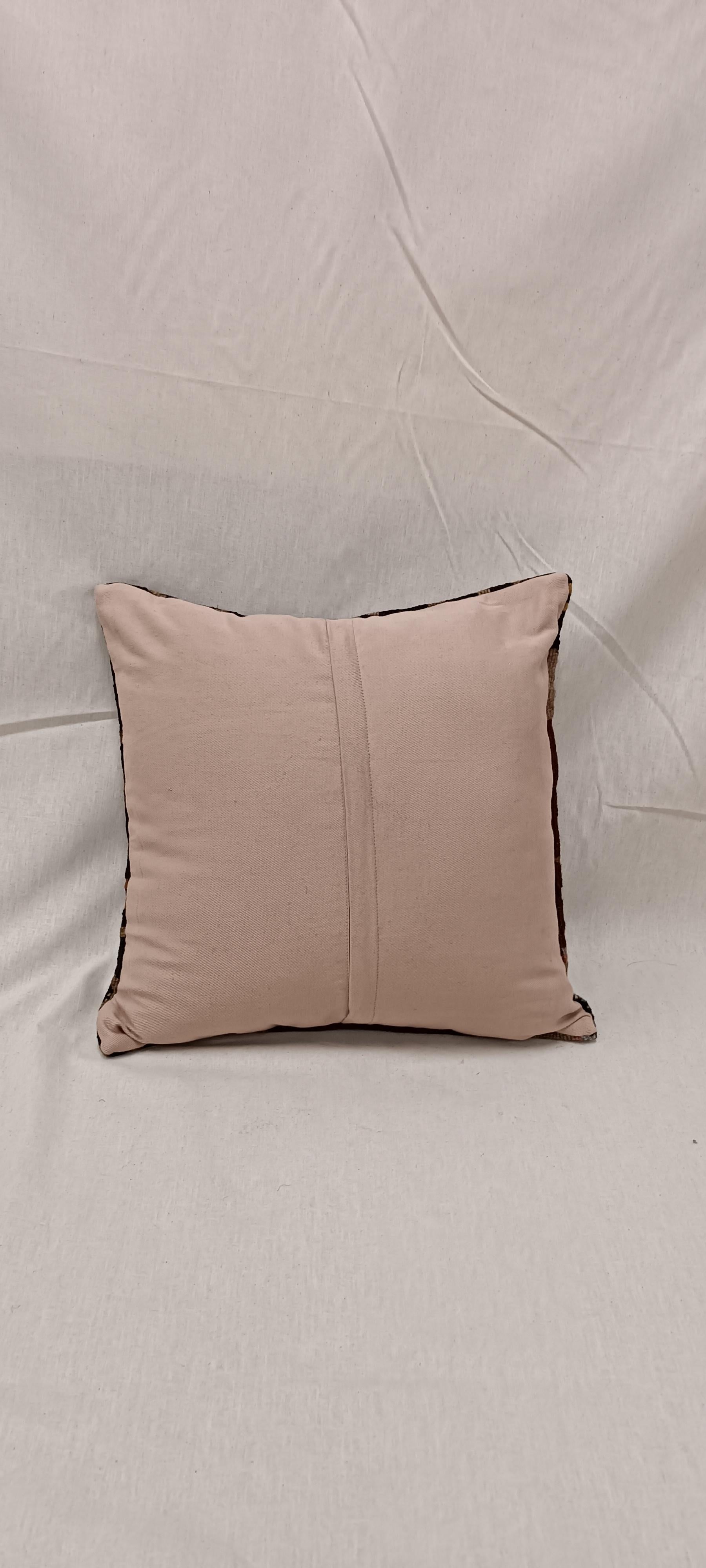 
Antiker Kelim-Kissenbezug in Terrakotta und Schwarz, 45x45 cm Tribal-Kissen
Dieser wunderschön gearbeitete, antike Kelim-Kissenbezug in satten Terrakotta- und tiefen Schwarztönen ist von traditionellen persischen und anatolischen Stammeswebereien