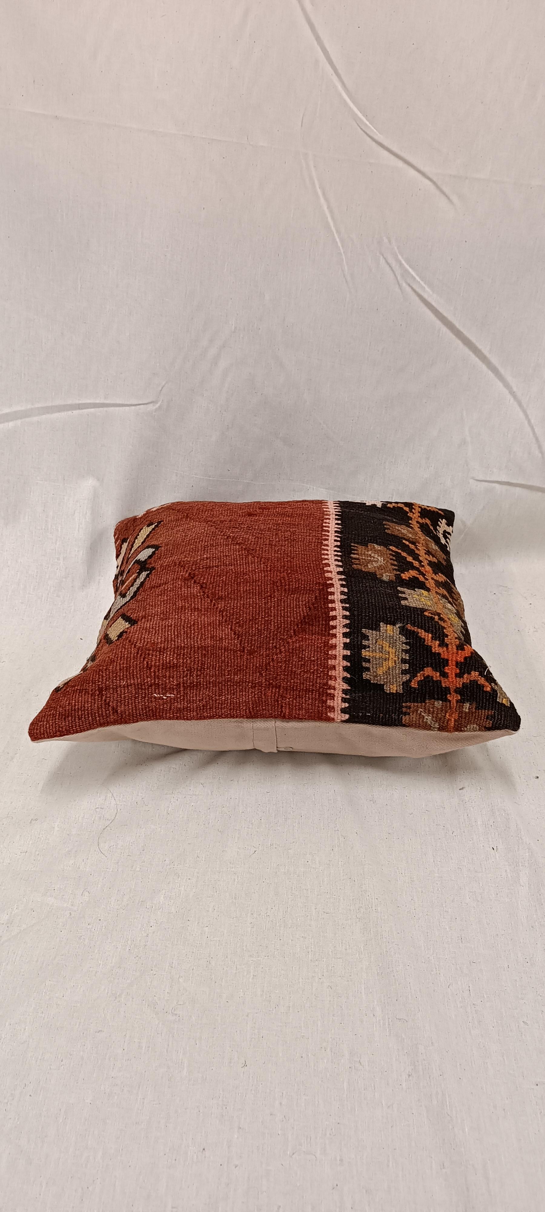 Zeitgenössische zentrale türkische Kilim Kissenbezug Multicolor Tribal Zickzack Wolle (Handgewebt) im Angebot