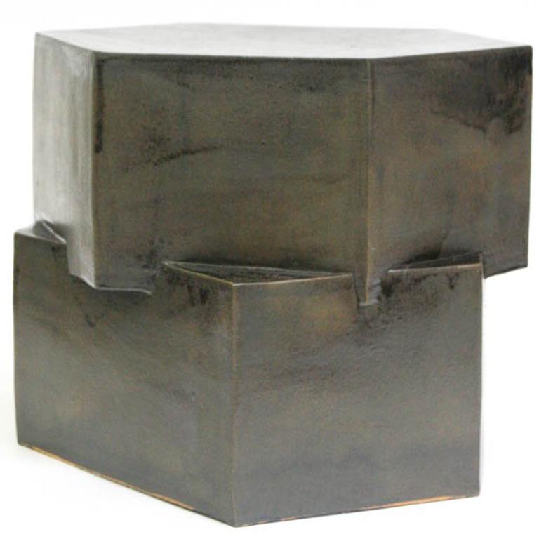 Table d'appoint hexagonale à double étage en céramique avec porte en fer de BZIPPY
