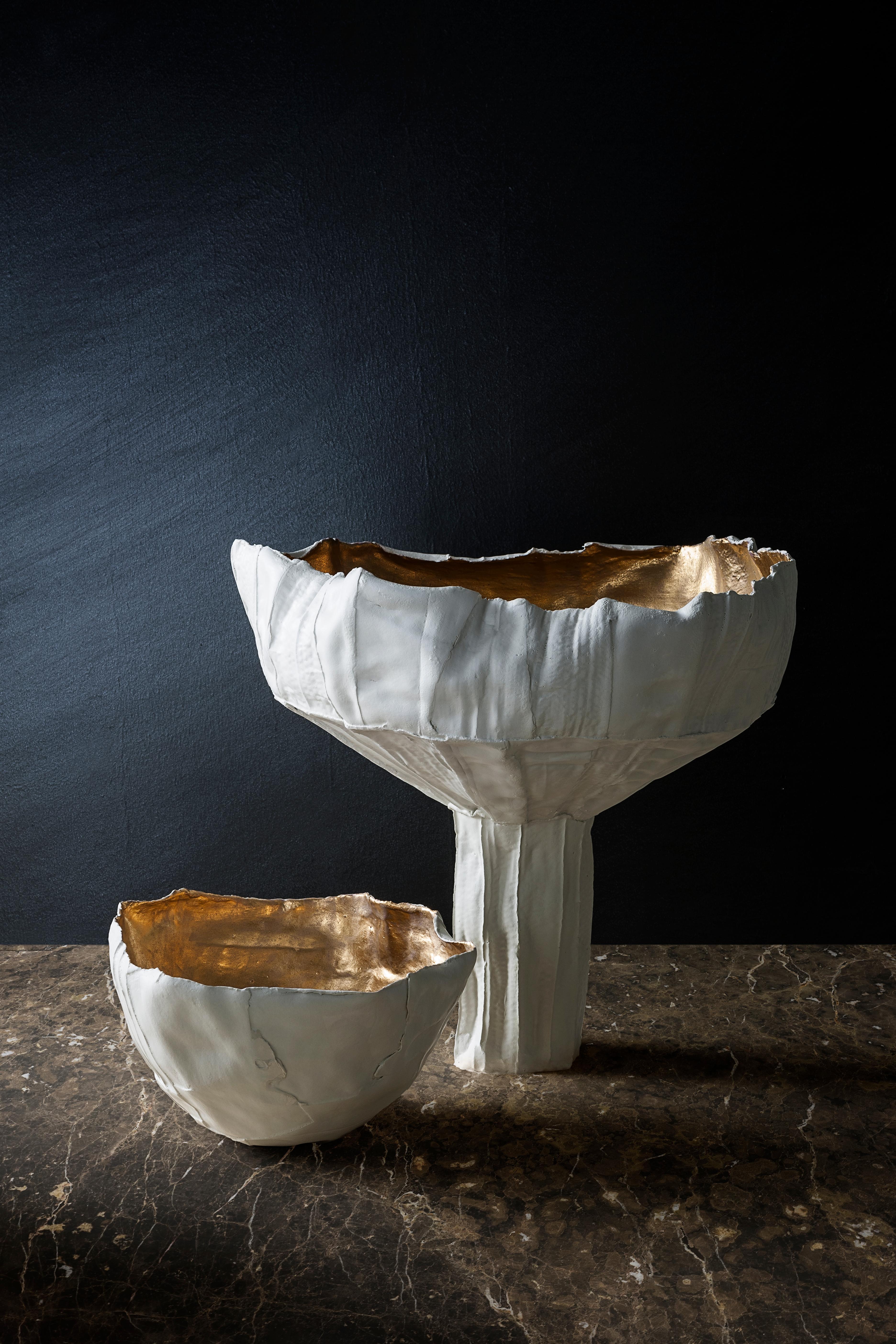 Zeitgenössische Schale aus Keramik mit Cartocci Liscia Textur in Weiß und Gold innen (Moderne)