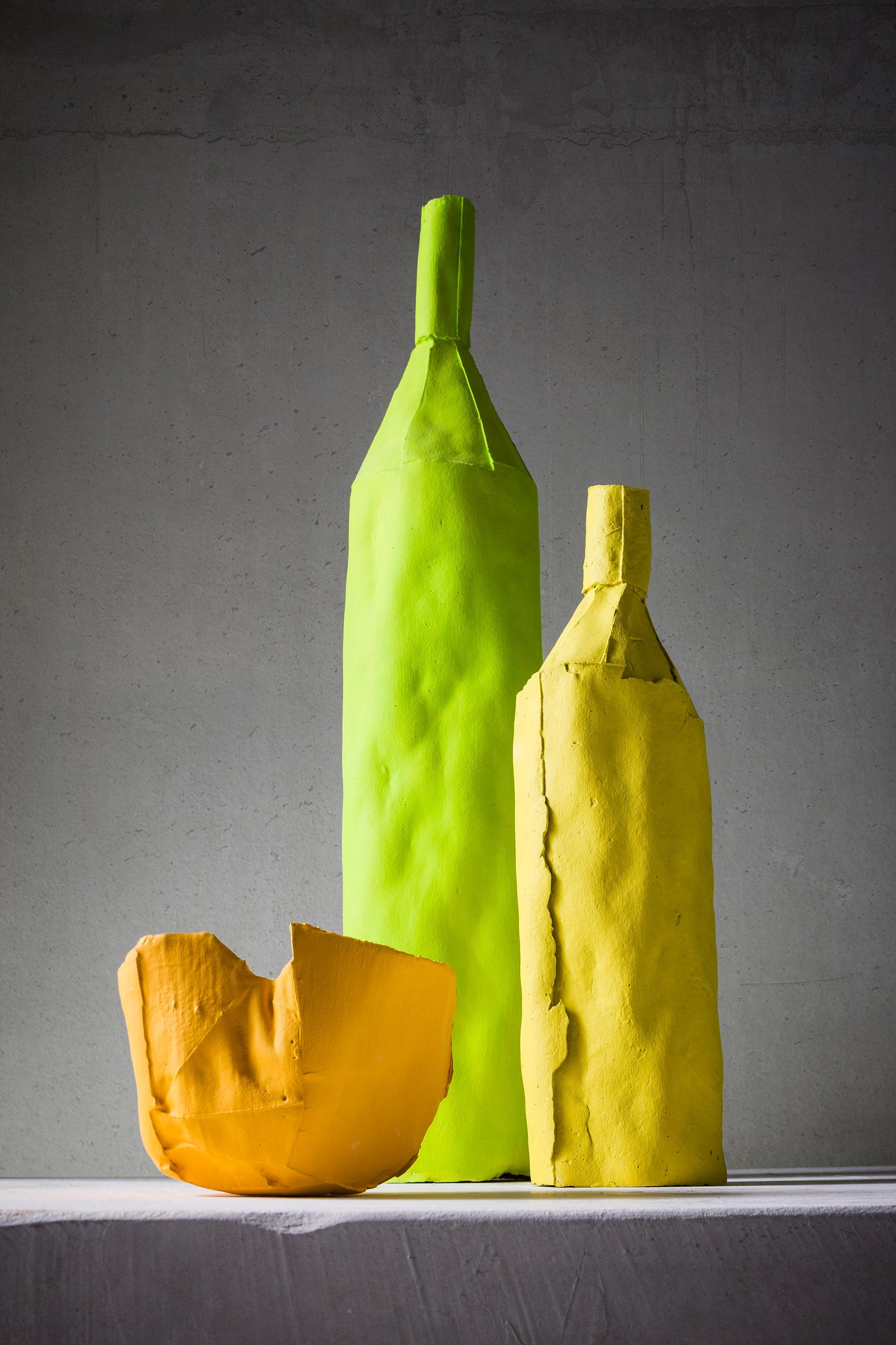 Der unverwechselbare Stil der italienischen Keramikerin Paola Paronetto zeigt sich in der Verwandlung von Gebrauchsgegenständen in exklusive dekorative und funktionale Kunstwerke. Diese bemerkenswerte gelbe Flasche weist eine fesselnde Textur auf,