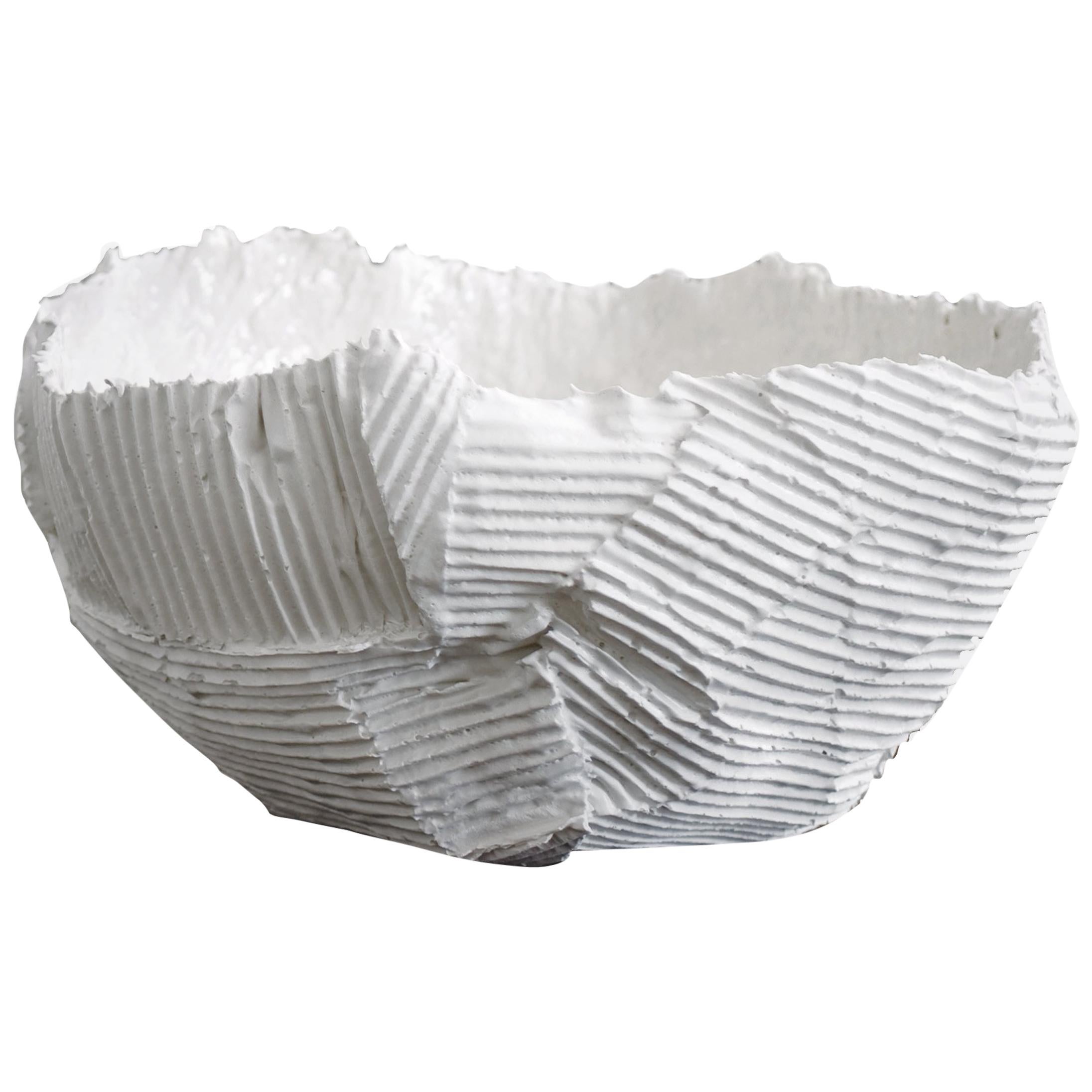 Zeitgenössische weiße Keramikschale mit Cartocci-Textur-Druck im Angebot
