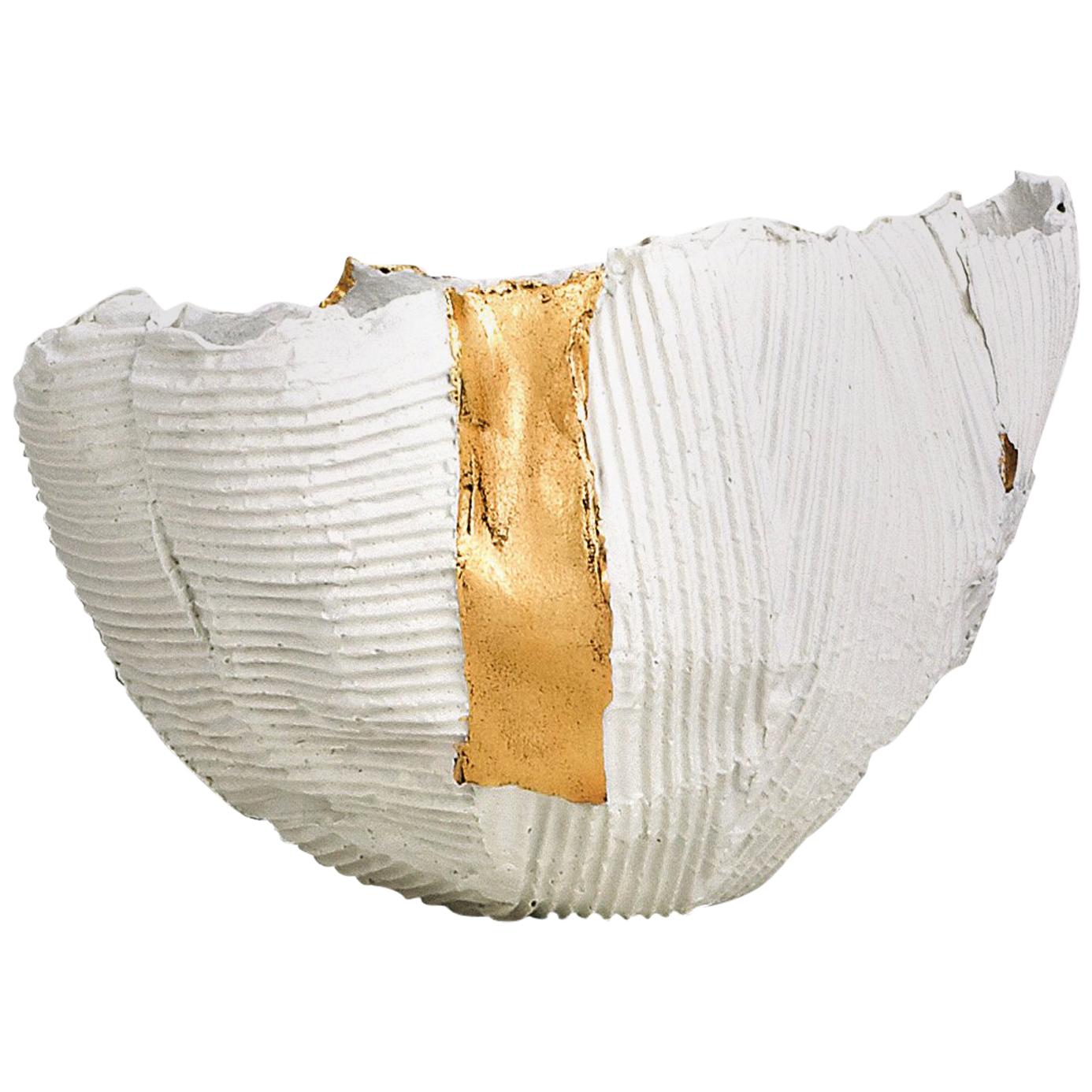 Zeitgenössische Keramikschale mit Cartocci-Textur in Weiß und Gold #2 im Angebot