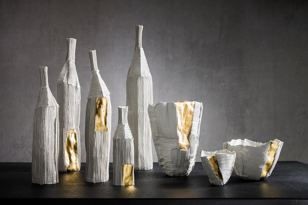 Diese handgefertigte Tonflasche aus Papier ist eine moderne und einzigartige Deko-Skulptur, die jedes Interieur mit ihrem Charme verzaubert. Die flaschenförmige Silhouette hat eine auffallend weiße Farbe und ein starres Äußeres, das sein