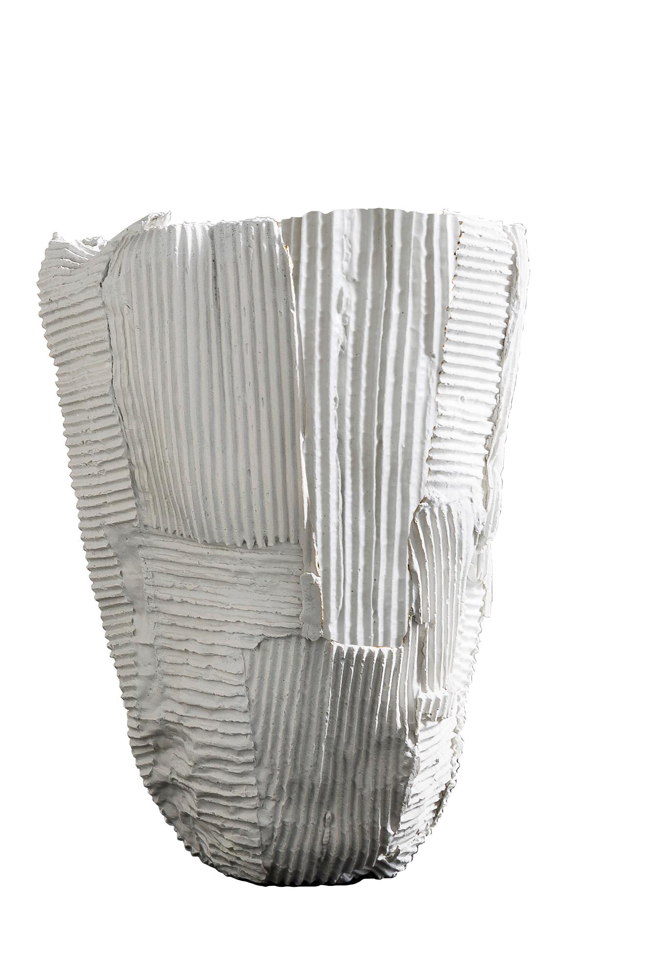 Diese hohe Vase strahlt zeitlosen skulpturalen Reiz und skurrilen Charme aus und ist eine Übung in Balance und visueller Harmonie. Seine hohe Silhouette breitet sich von einer stabilen Basis aus leicht aus und formt eine blumenartige Form. Diese