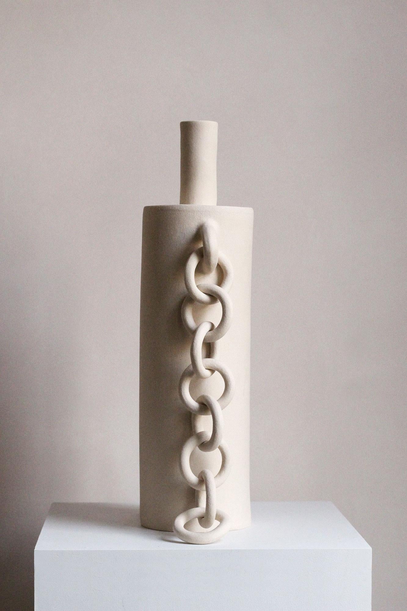 Escultura contemporánea de cerámica con cadenas, hecha a mano, 