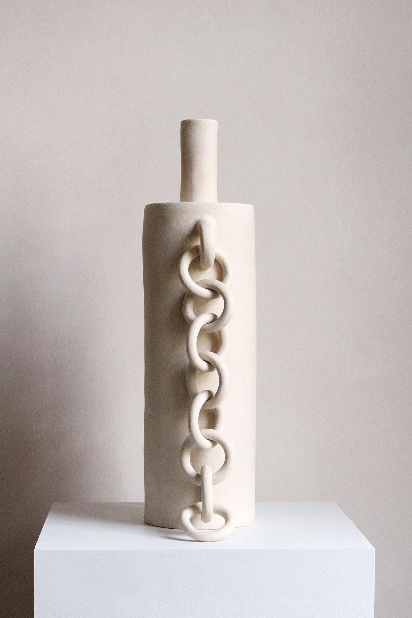 Escultura contemporánea de cerámica con cadenas, hecha a mano, 