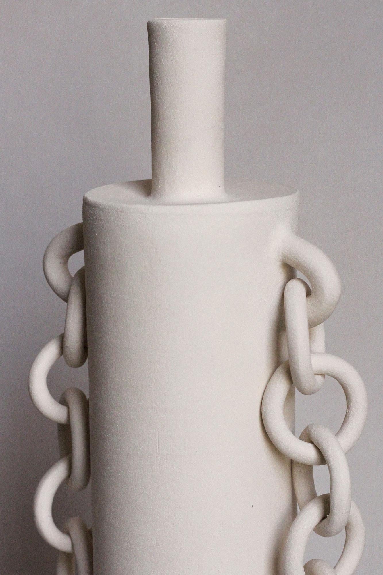 Escultura contemporánea de cerámica con cadenas, hecha a mano, 