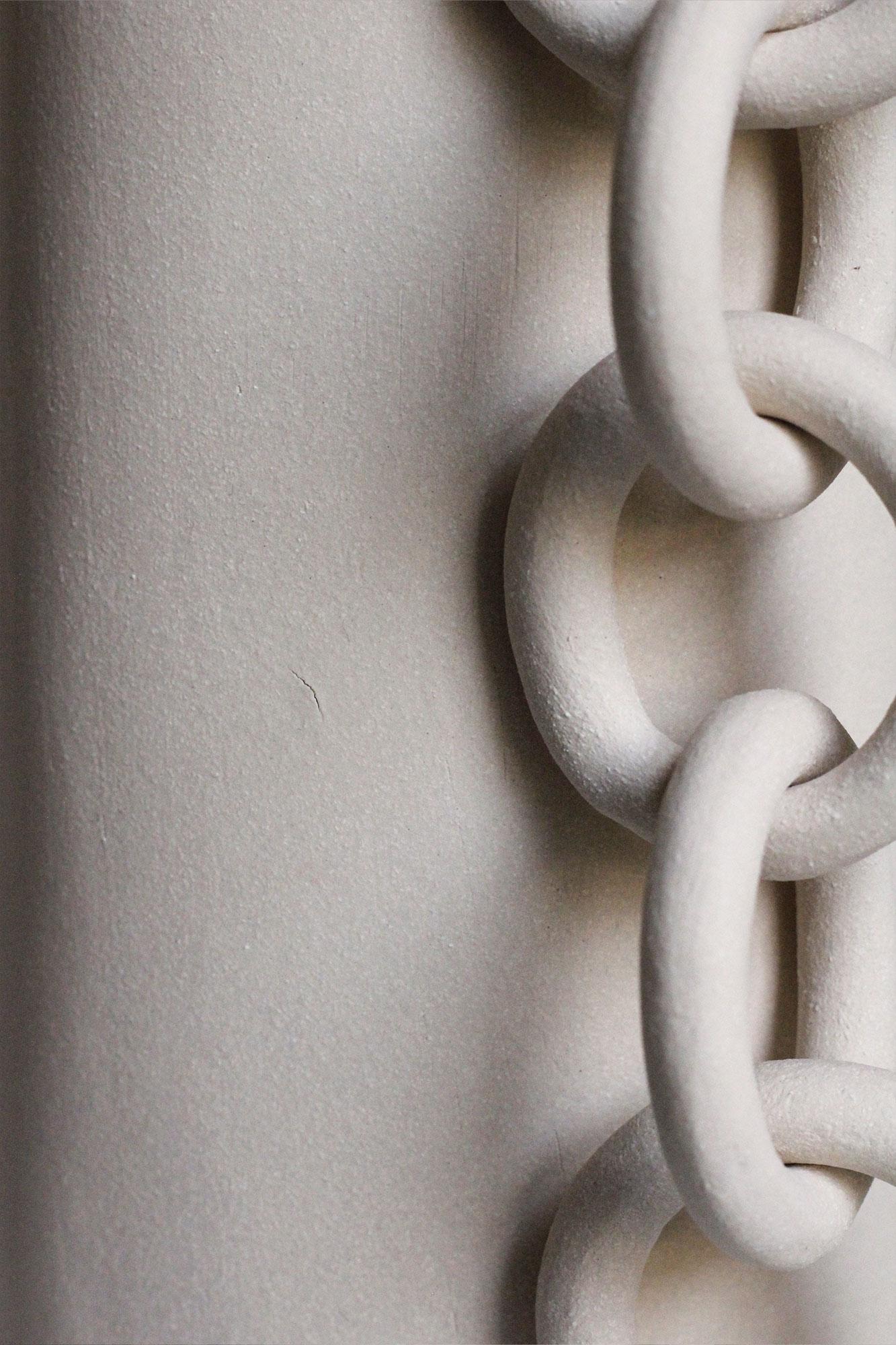 Escultura contemporánea de cerámica con cadenas, hecha a mano, 