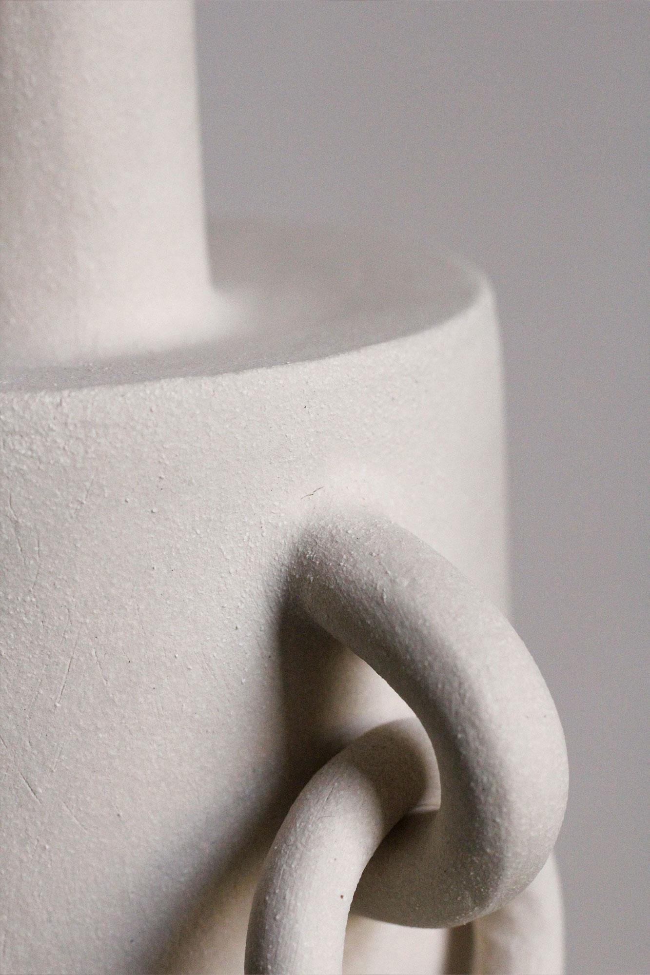 Escultura contemporánea de cerámica con cadenas, hecha a mano, 