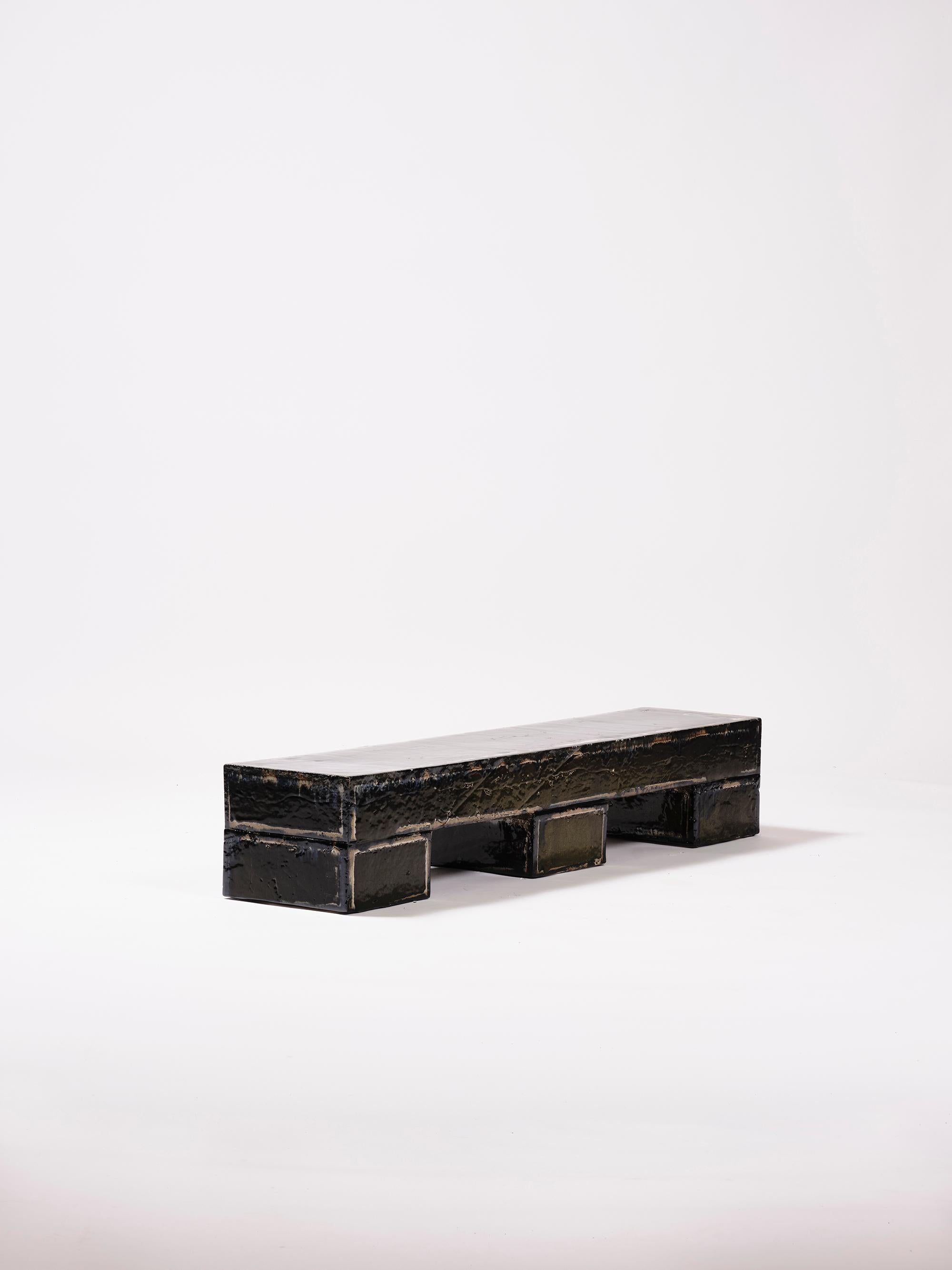 Espagnol Banc de table basse moderne en céramique contemporaine émaillée grès noir et bleu en vente