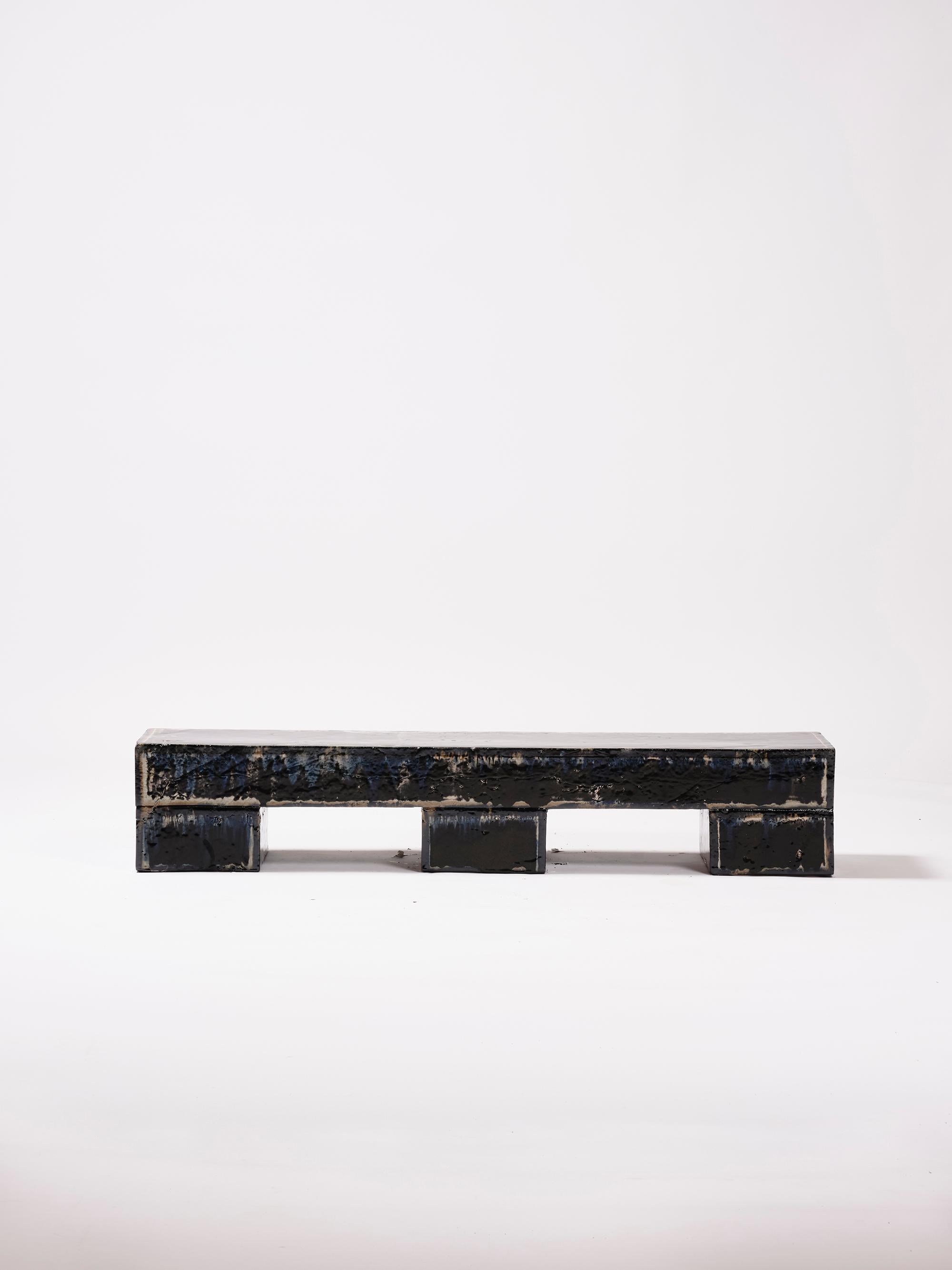 XXIe siècle et contemporain Banc de table basse moderne en céramique contemporaine émaillée grès noir et bleu en vente