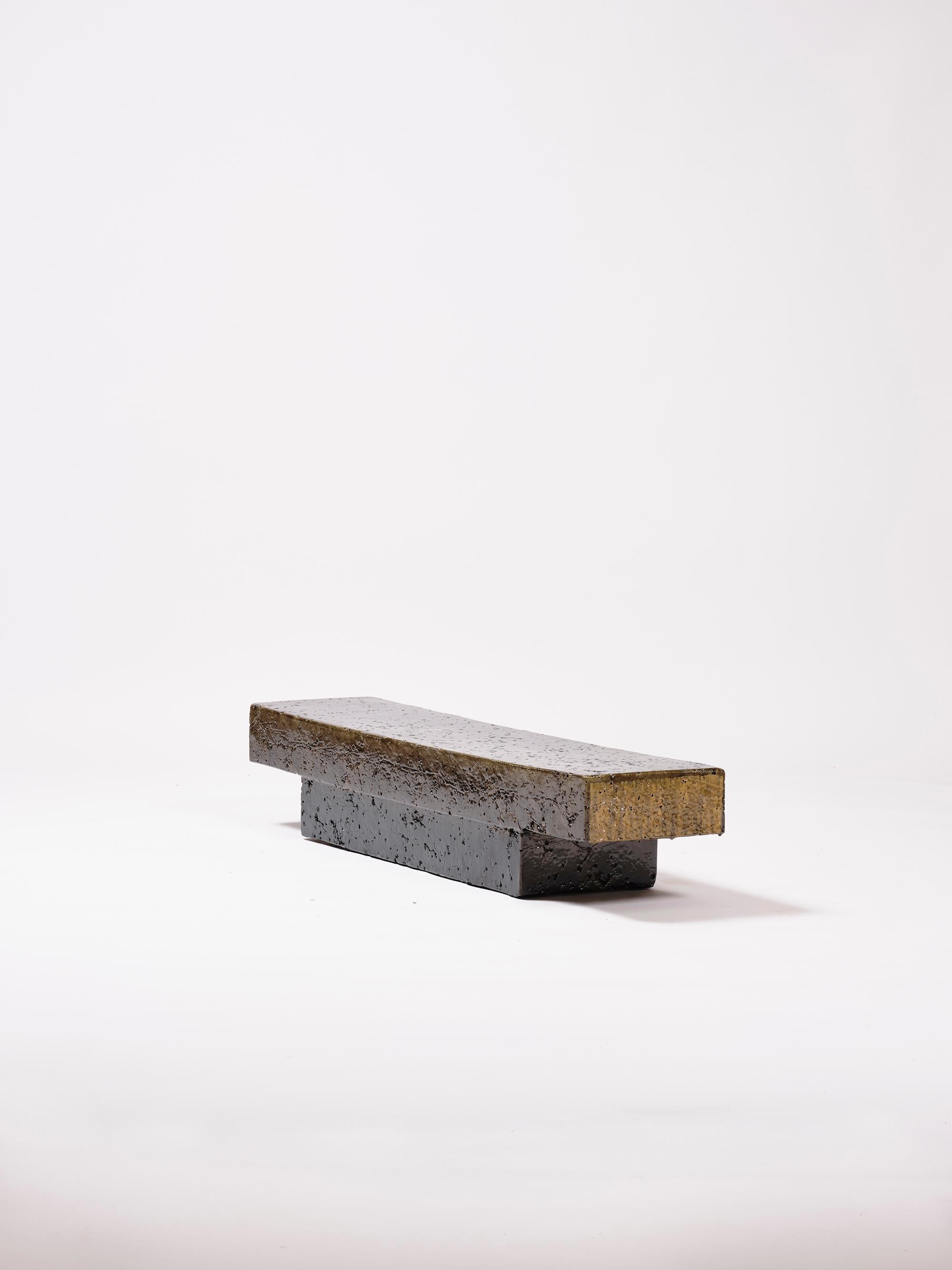 XXIe siècle et contemporain Table basse contemporaine en céramique moderne banc en grès émaillé brun foncé  en vente