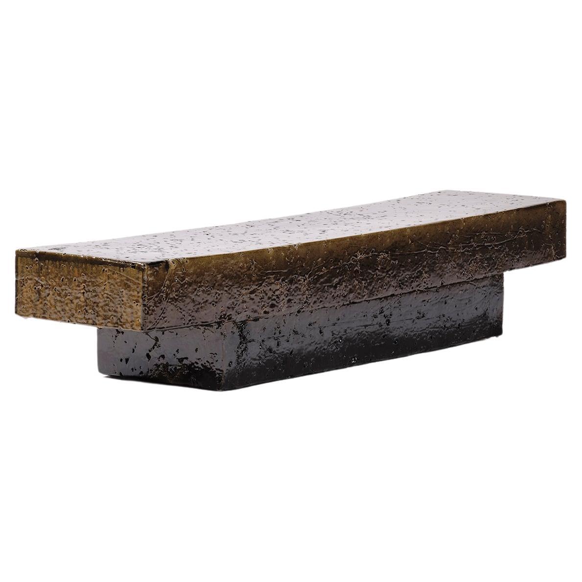 Table basse contemporaine en céramique moderne banc en grès émaillé brun foncé  en vente
