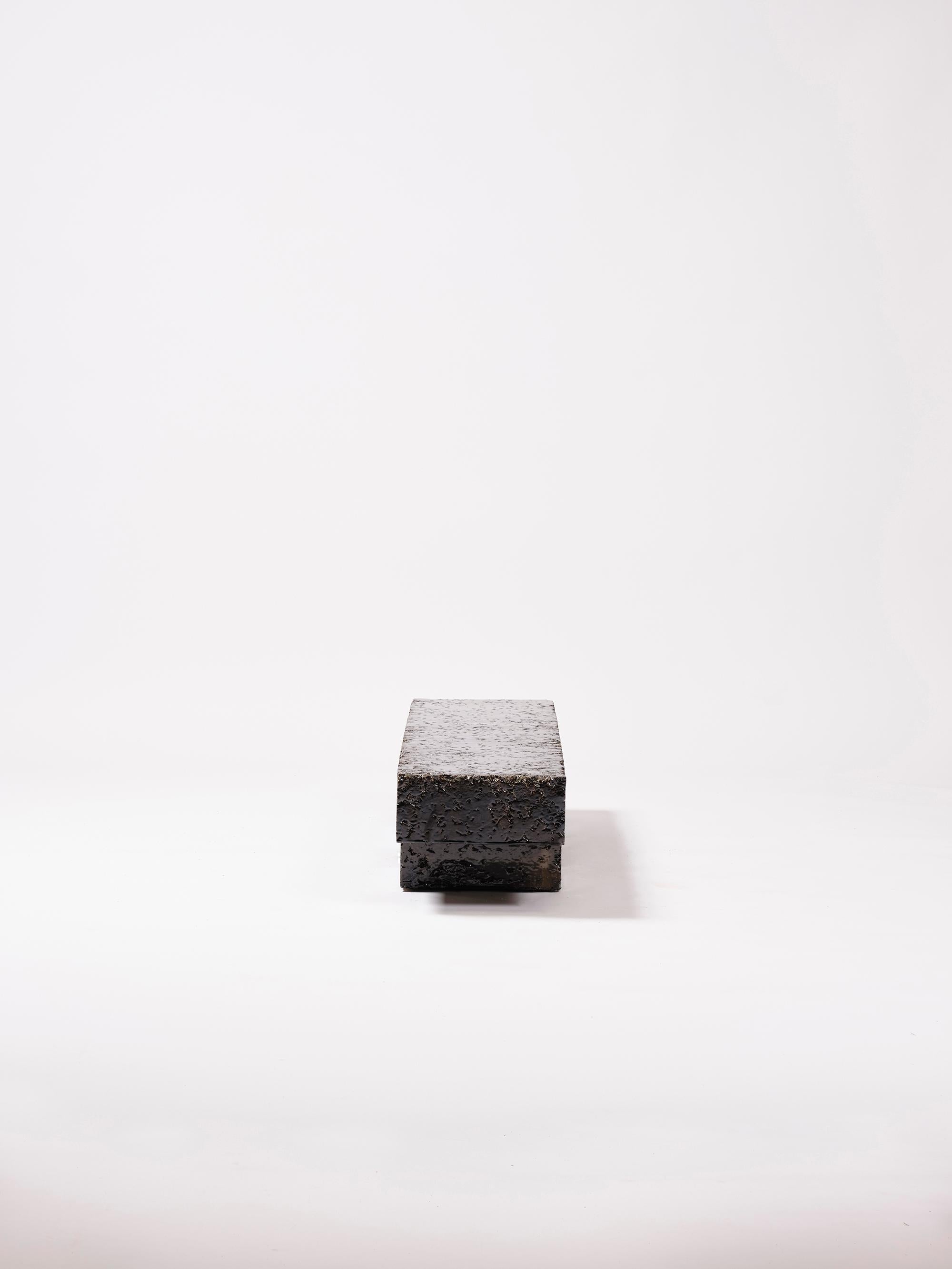 Table basse en grès fabriquée à la main dans l'atelier d'Apparatu à Barcelone. Différents corps d'argile sont mélangés à des fibres naturelles comme le maïs, la paille ou la paille de bruyère. Les pièces sont coulées à la main, créant une structure