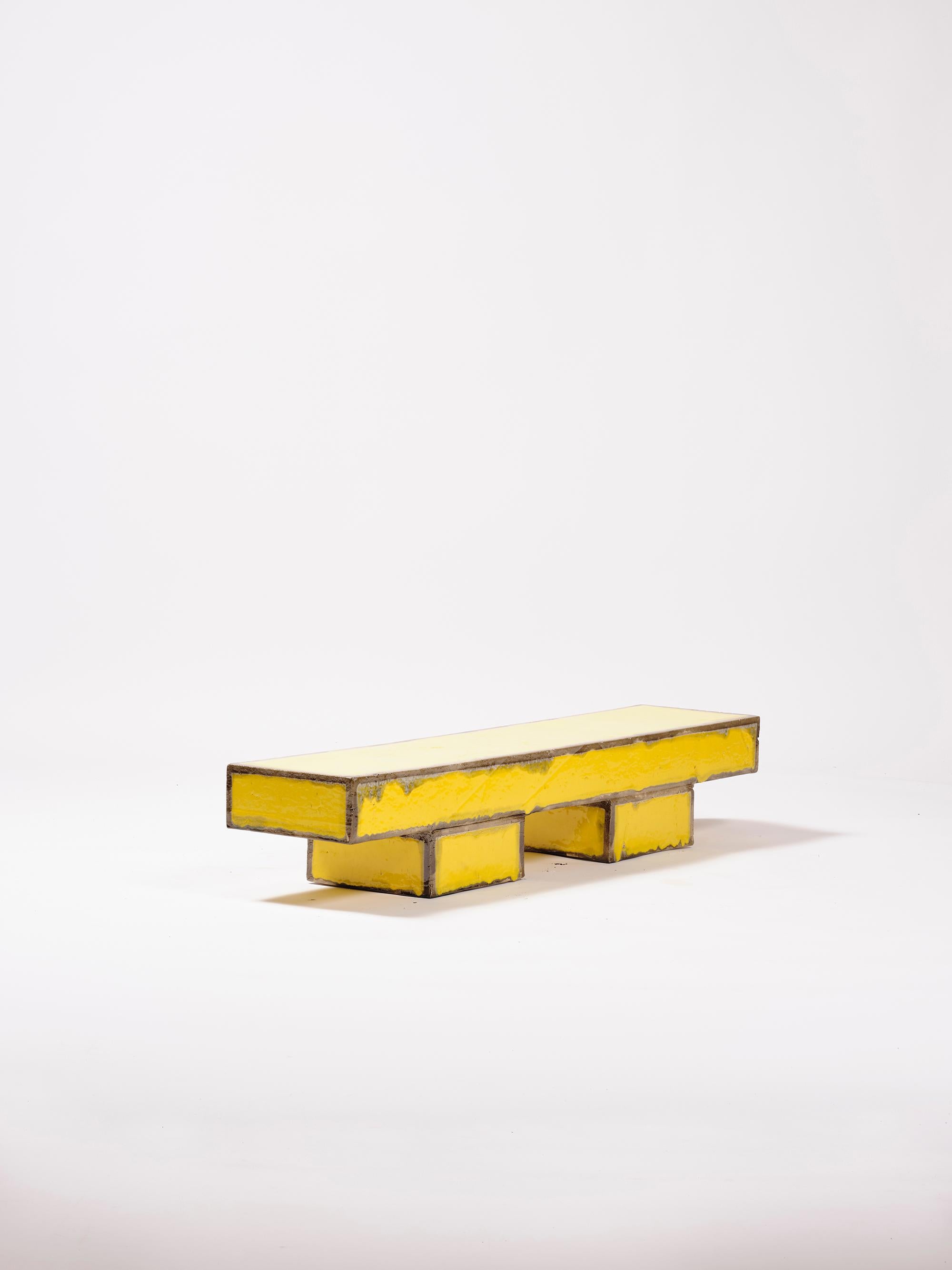 Espagnol Banc de table basse moderne en céramique contemporaine émaillée grès jaune et noir en vente