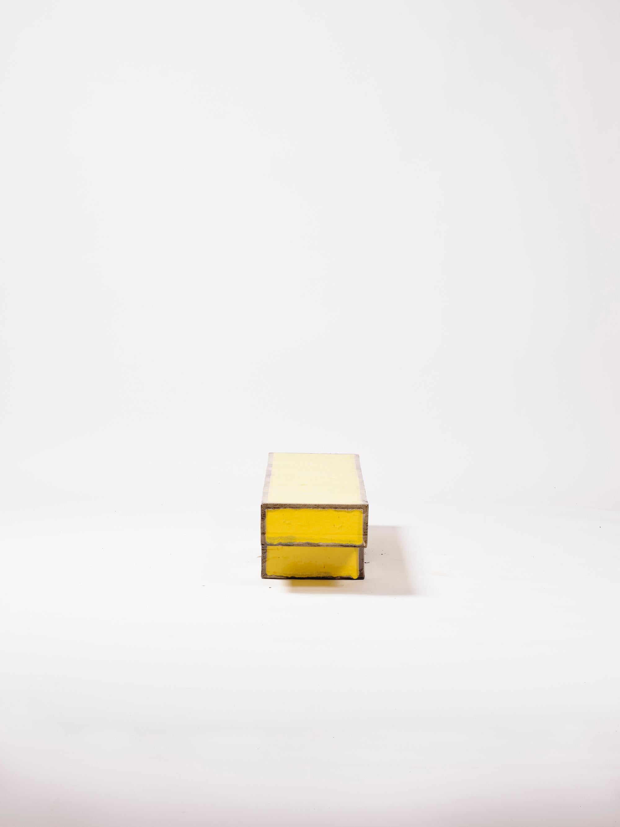 XXIe siècle et contemporain Banc de table basse moderne en céramique contemporaine émaillée grès jaune et noir en vente