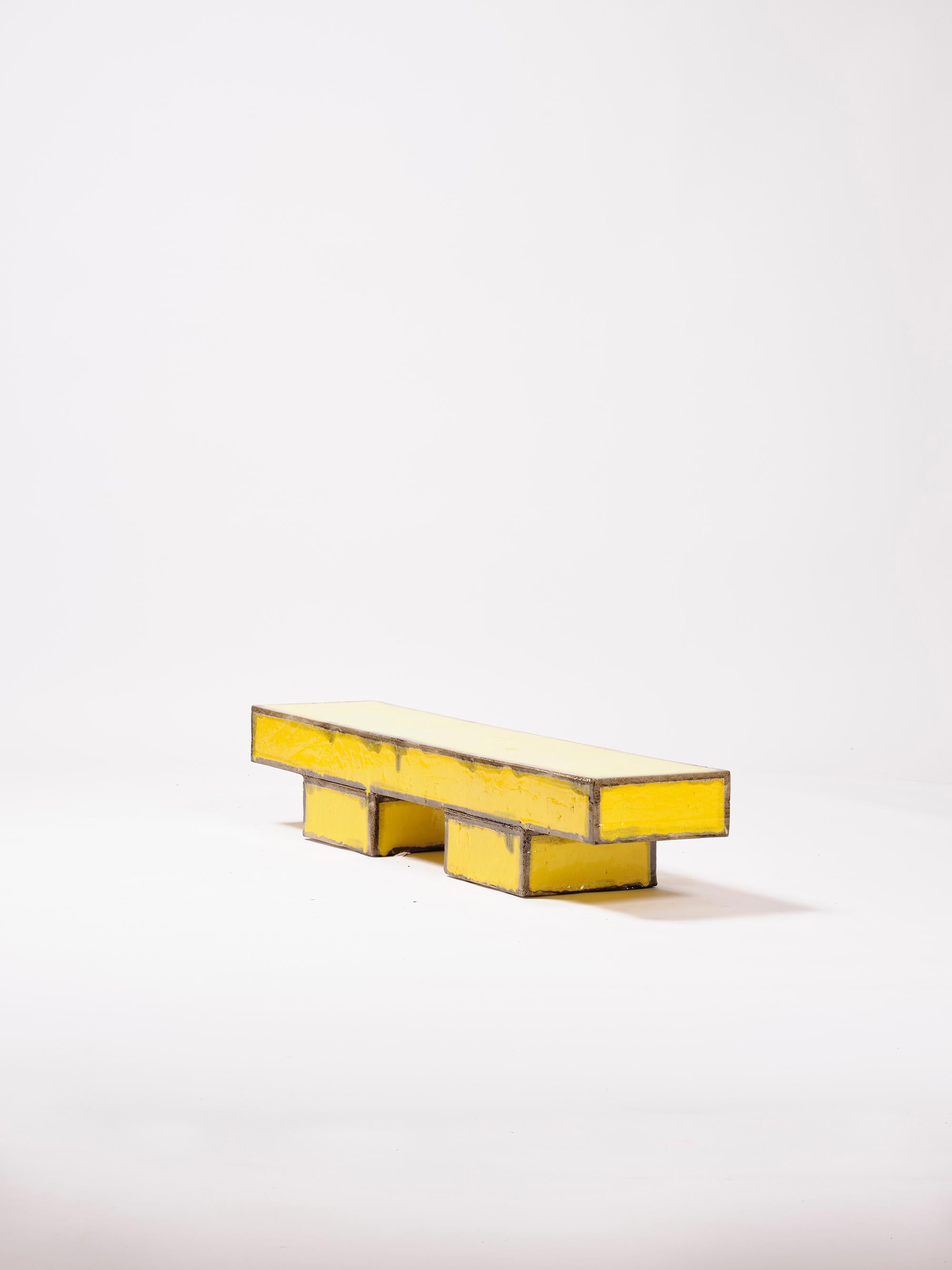 Céramique Banc de table basse moderne en céramique contemporaine émaillée grès jaune et noir en vente