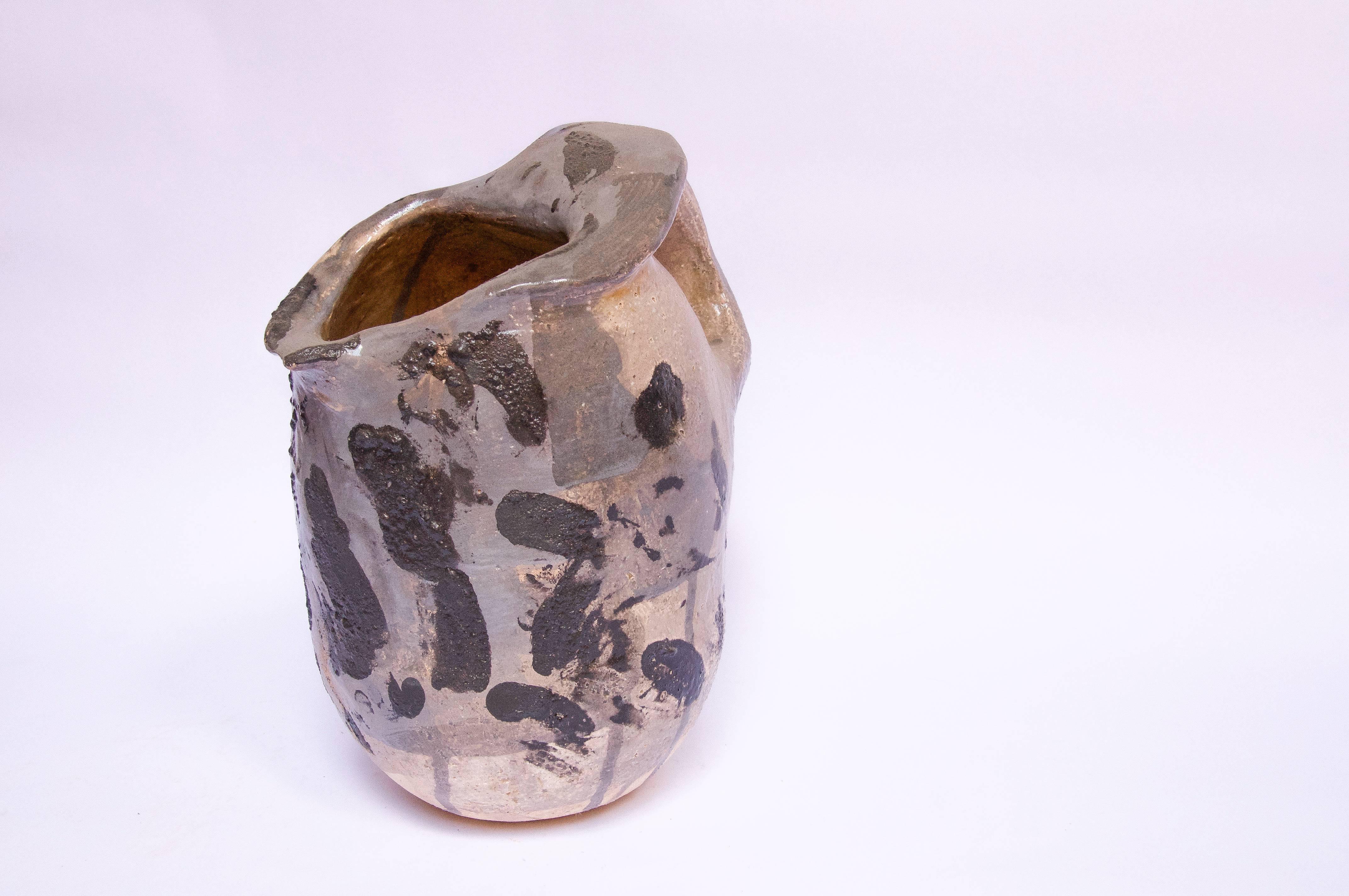 Zeitgenössischer farbenfroher Keramikkrug Majolika Keramik handgefertigt (Emailliert) im Angebot