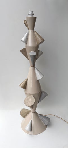 Lampada da terra “Contemporary Ceramic Cones” di Antonio Cagianelli, Italia