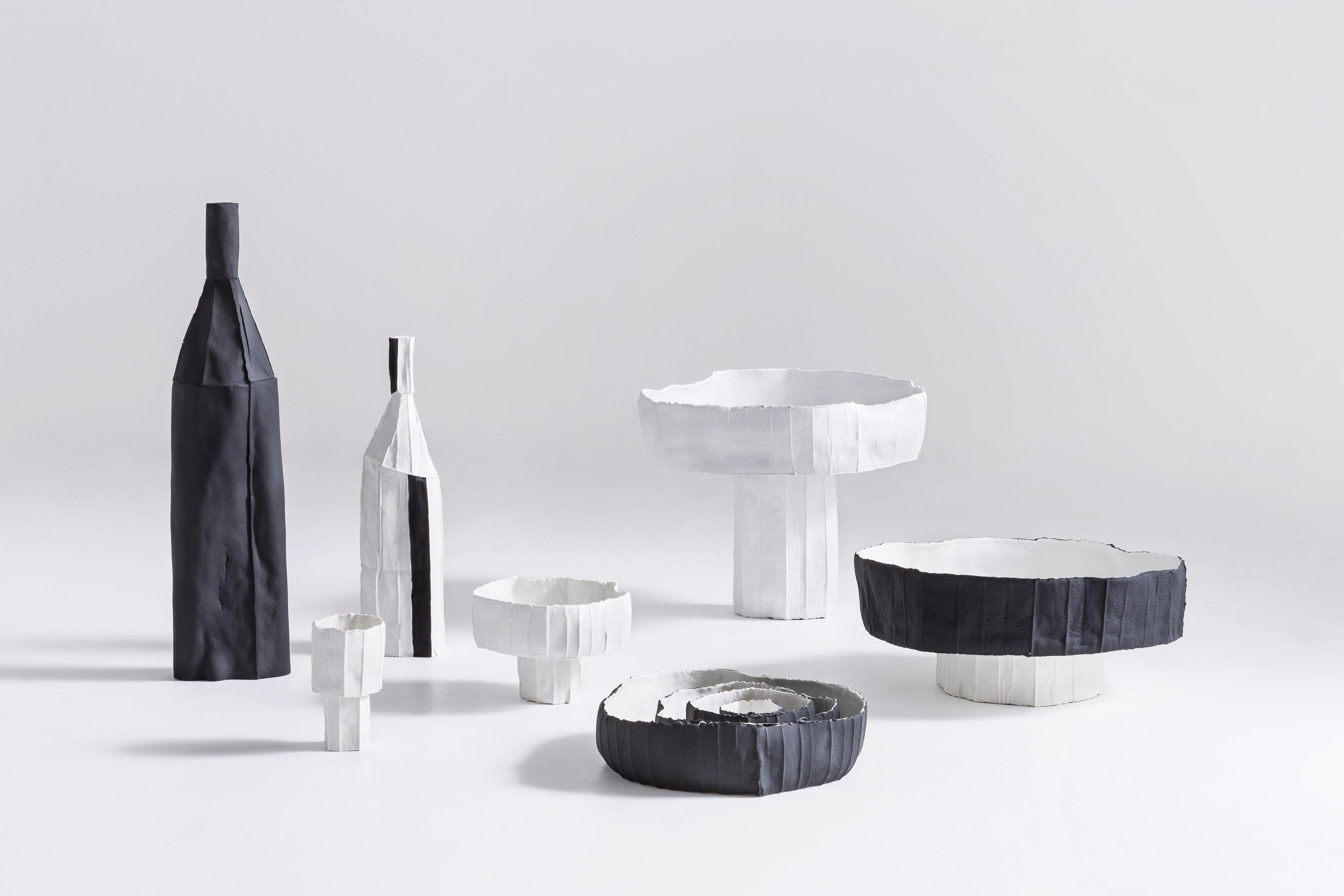 Zeitgenössische dekorative Keramikflasche Corteccia Textur weiß und schwarzer Einsatz (Moderne) im Angebot
