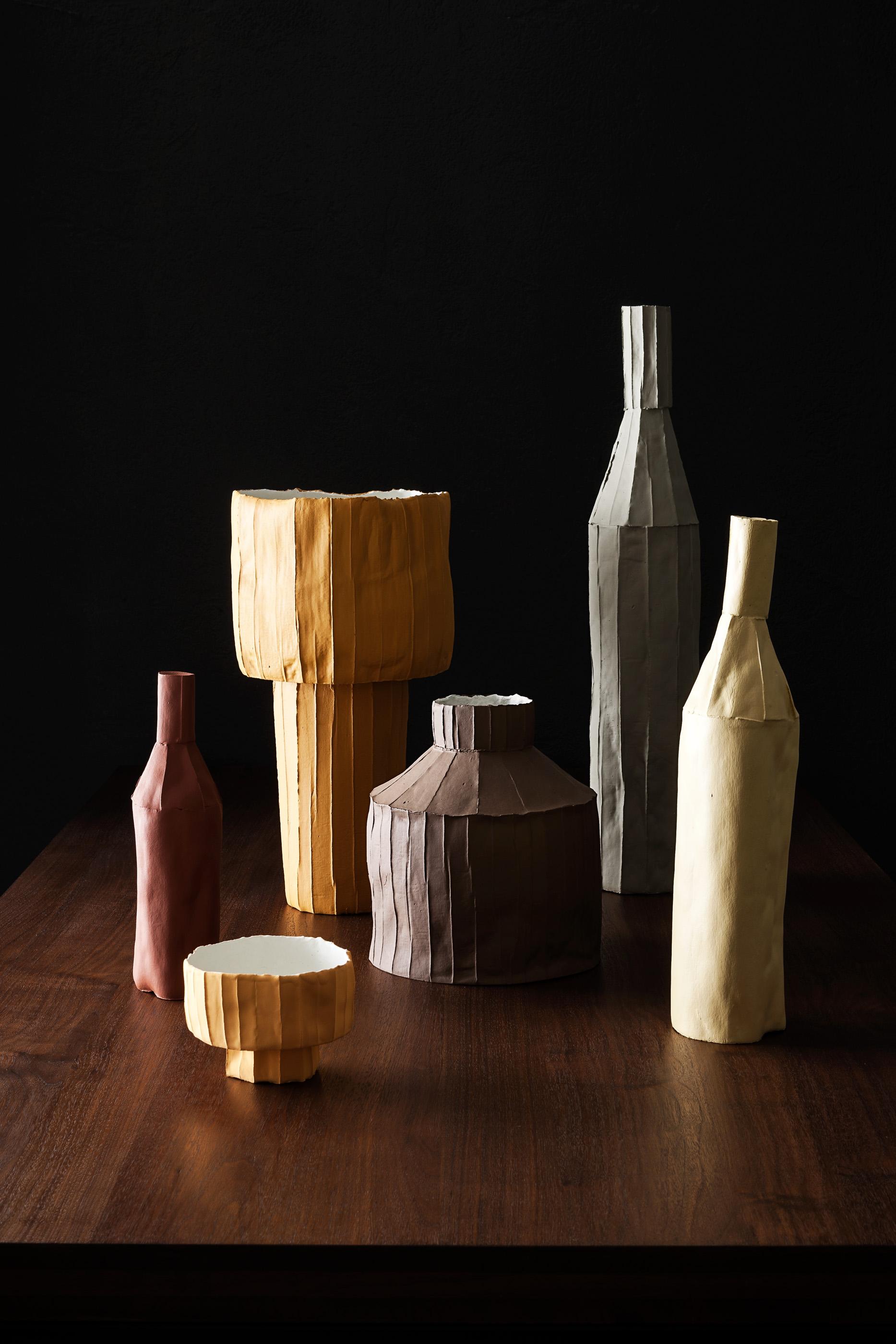 Zeitgenössische dekorative Keramikflasche Liscia Textur Elfenbein (Moderne) im Angebot