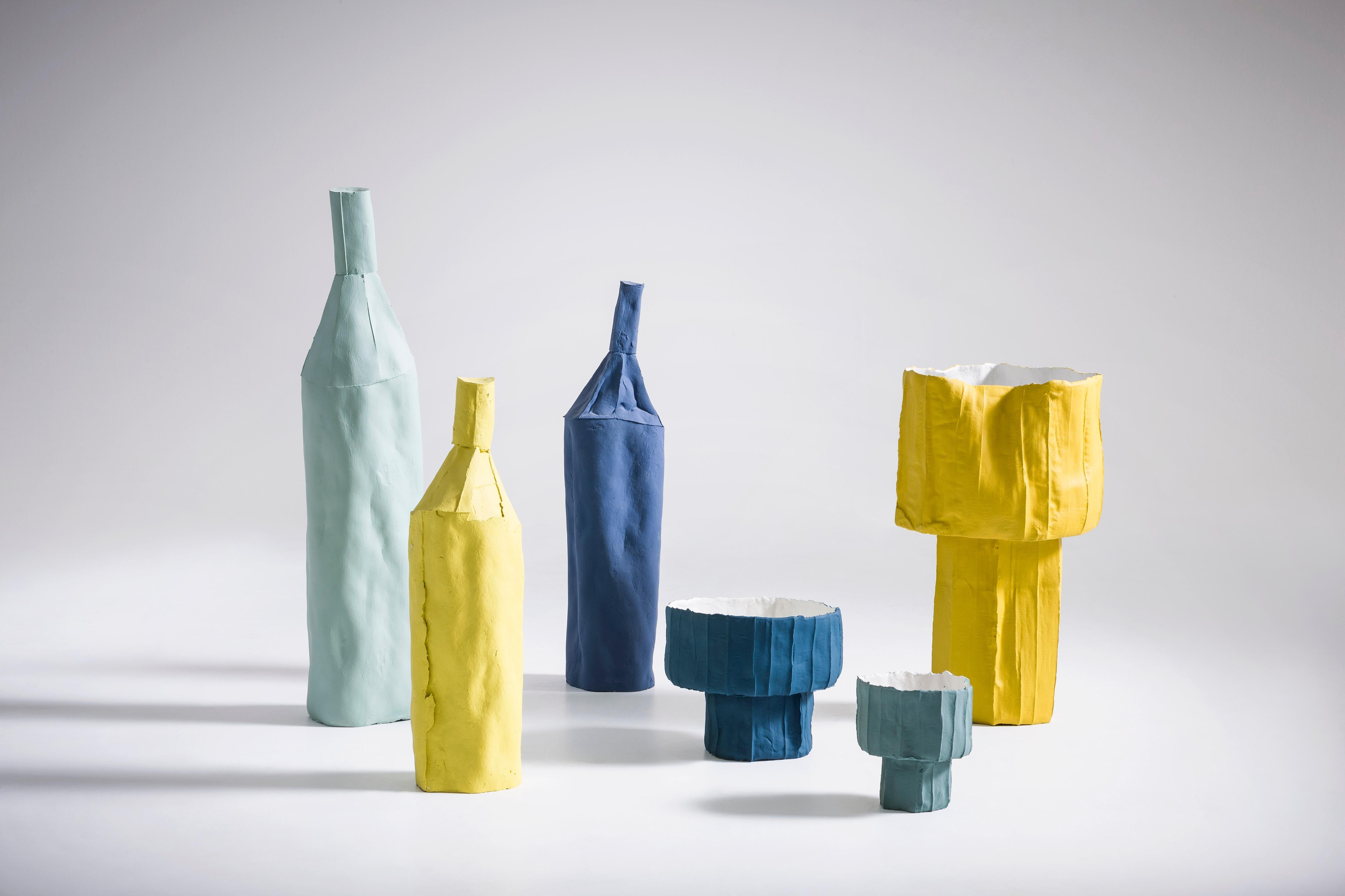 Zeitgenössische dekorative Keramikflasche Liscia Textur Hellblau (Moderne) im Angebot