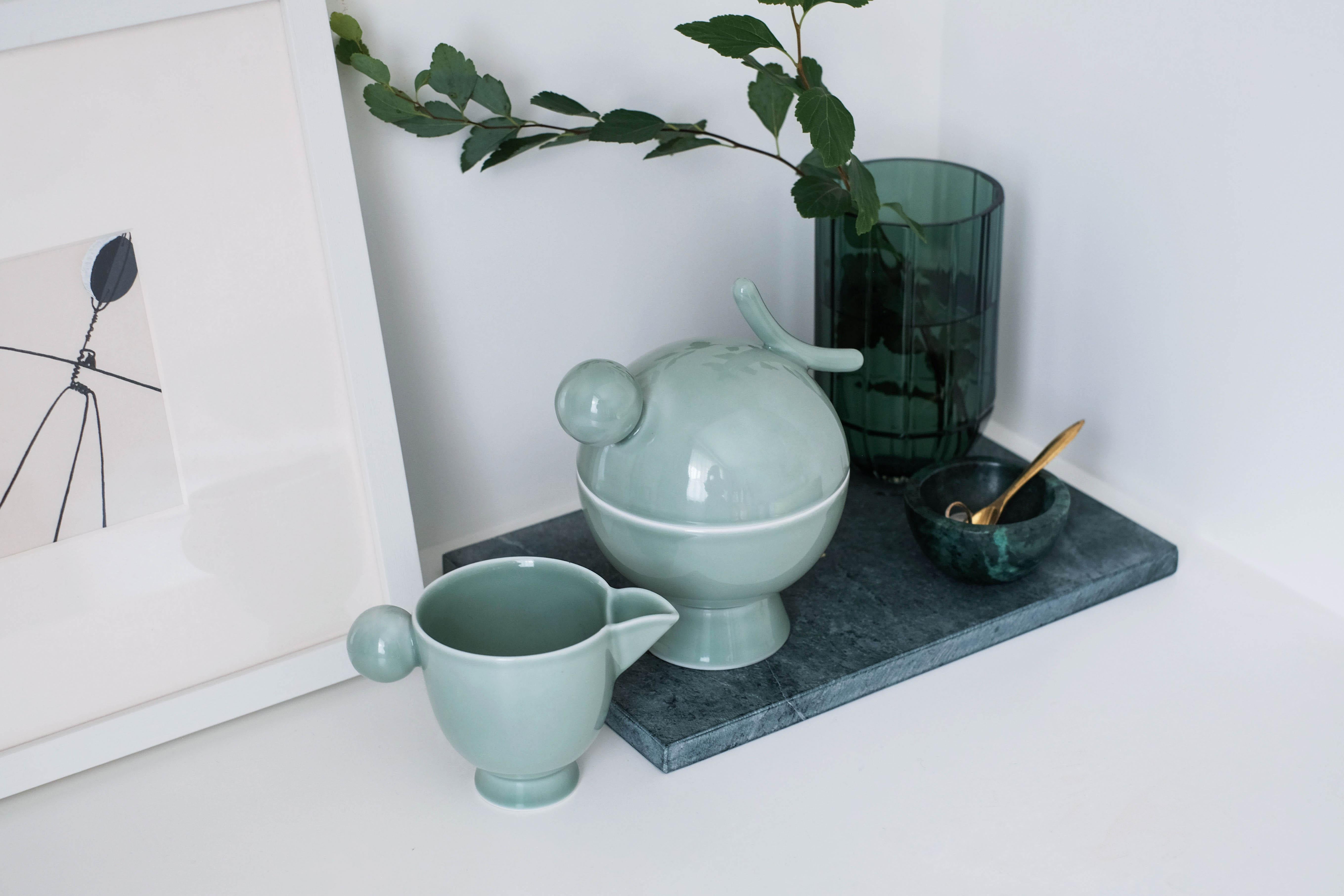 Teiera n°1- Diametro 16 x altezza 18 cm
Tazza da tè n°2- Diametro 10,5 x altezza 13,8 cm
Tazza da caffè n°3- Diametro 10,5 x altezza 13,4 cm
Caraffa per il latte n°4- Diametro 6,7 x altezza 8,6 cm
Zuccheriera n°5- Diametro 12 x altezza 17,1